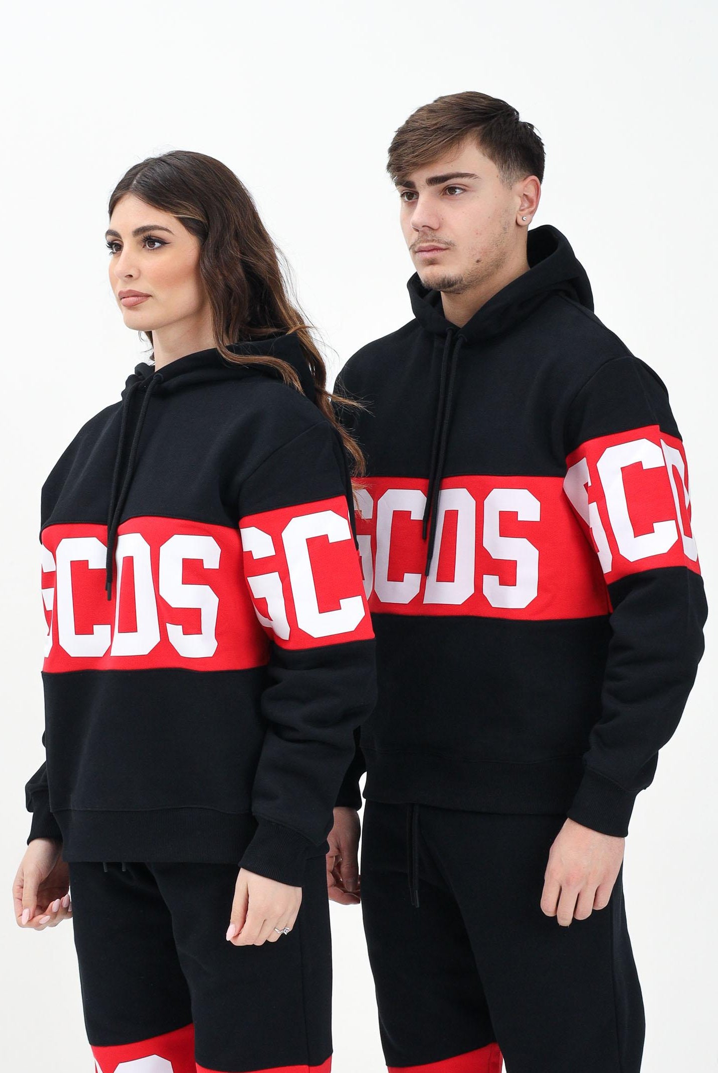 GCDS Felpa con cappuccio nera per uomo e donna rifinita da stampa logo B1XM1900JD1 99 GCDS