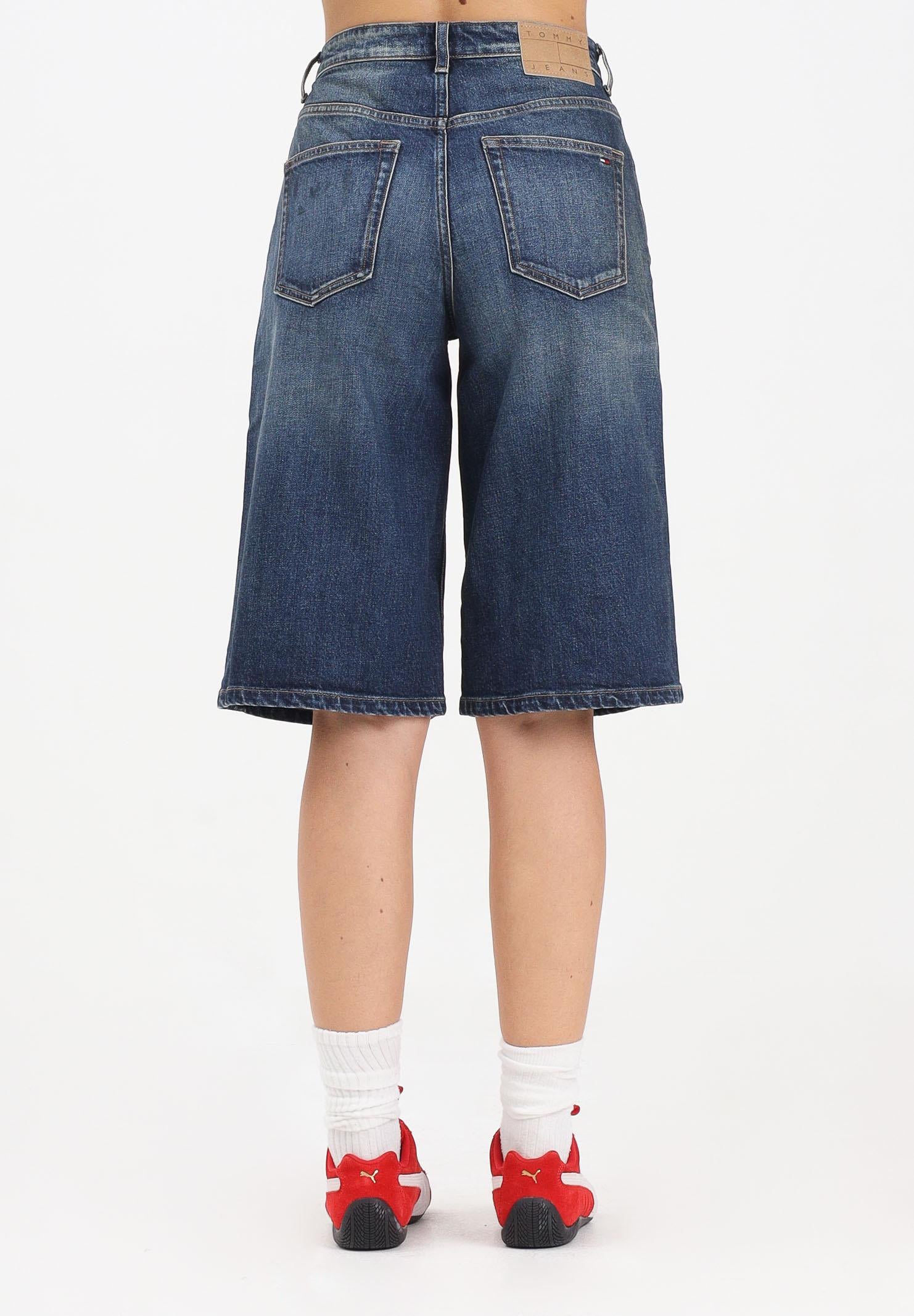 TOMMY JEANS Bermuda in denim medio da donna DW0DW221431BK . TOMMY JEANS