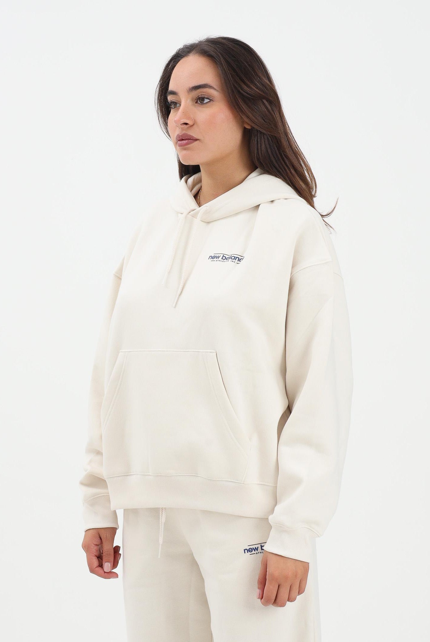 NEW BALANCE Felpa con cappuccio panna da donna rifinita da stampa logo WT53515LIN . NEW BALANCE