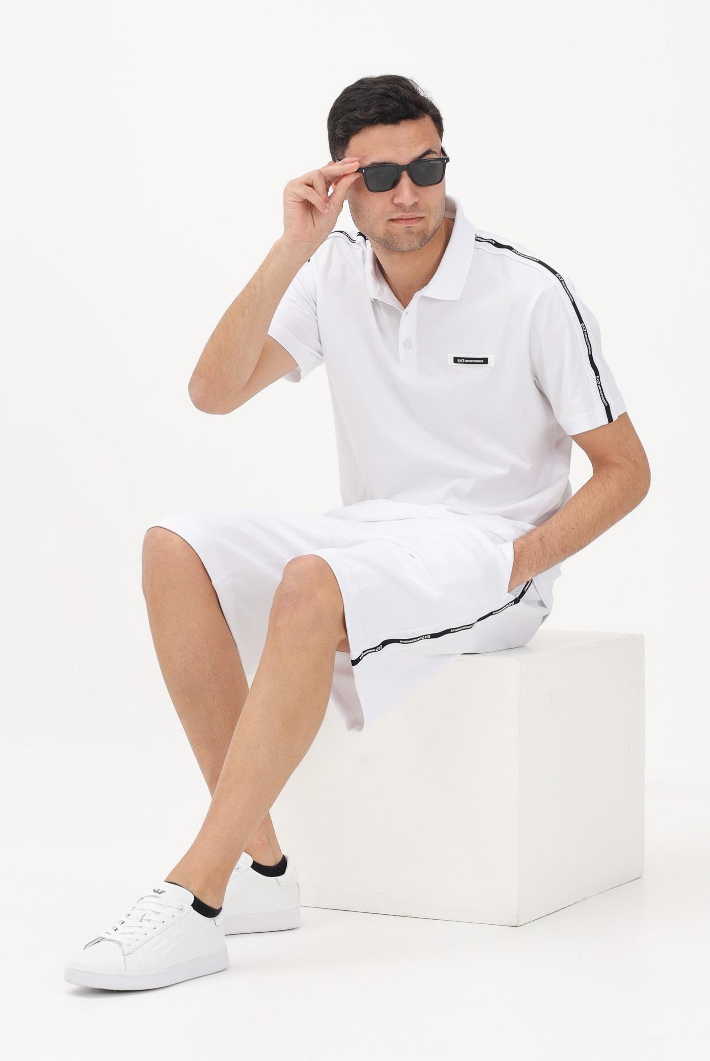 EA7 Shorts sportivo bianco da uomo con bande logate laterali 7M001481AF12660 U0002 EA7