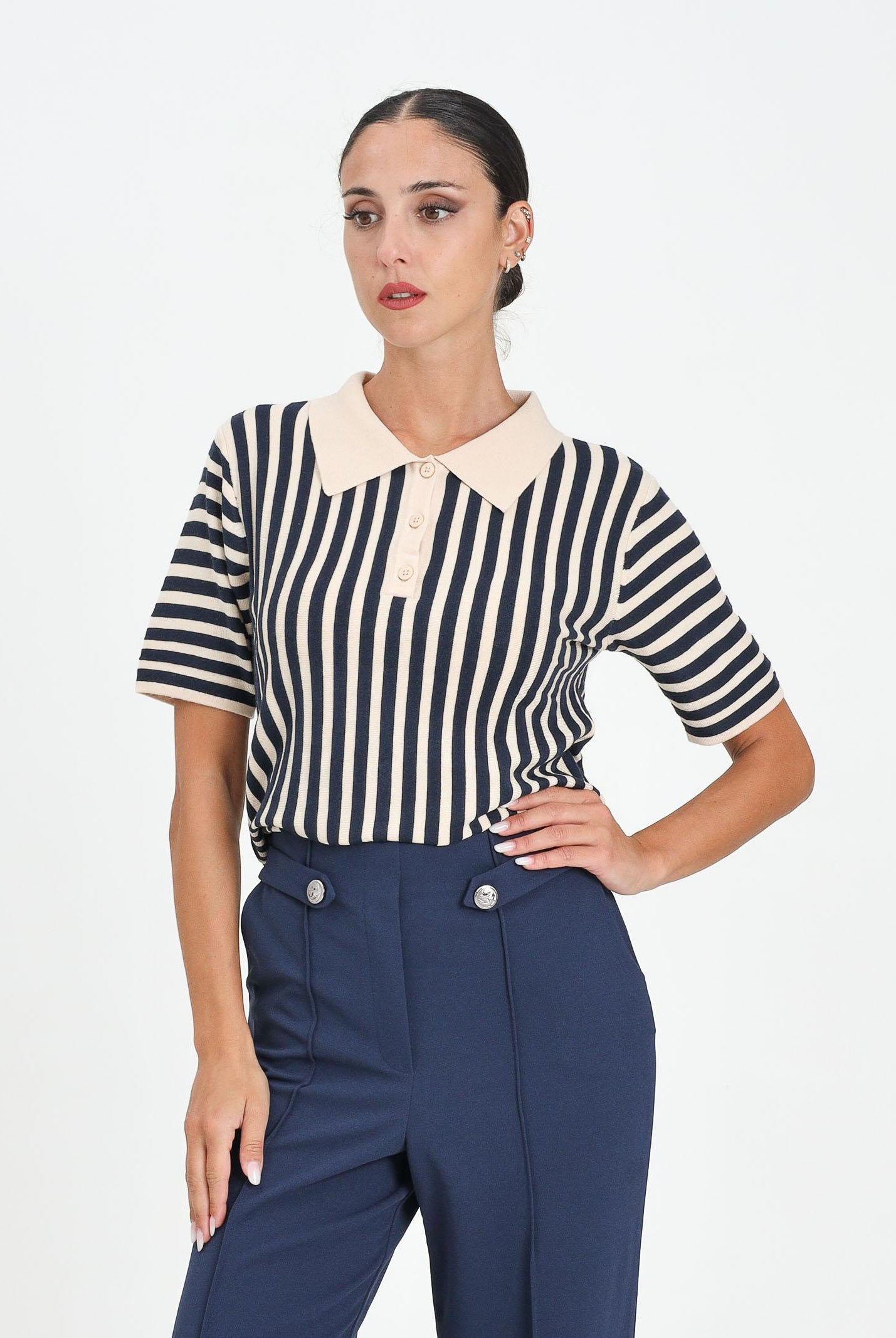 JDY Polo da donna caratterizzata da righe verticali in contrasto beige e blu navy 15354079 ECLIP JDY