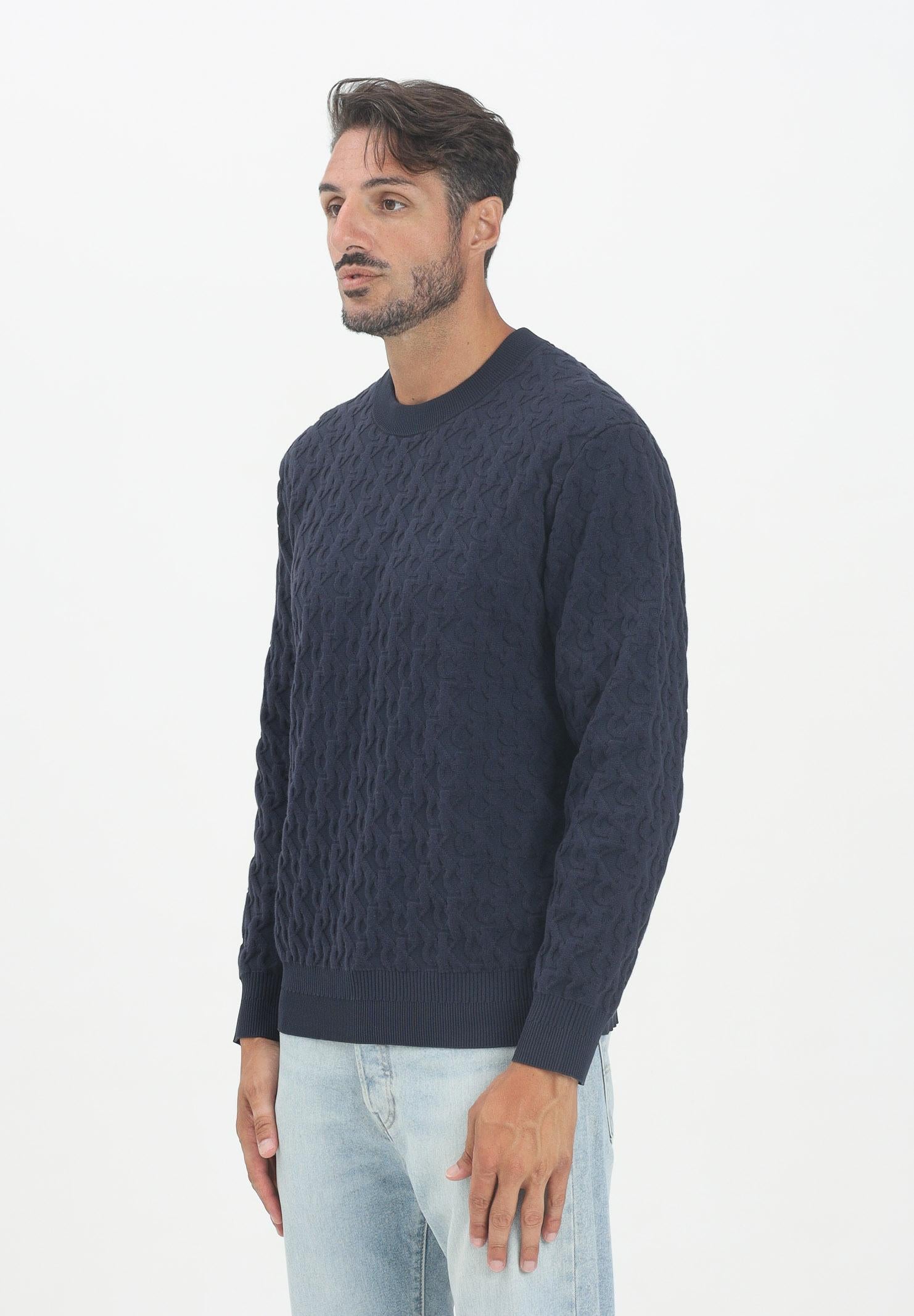 CALVIN KLEIN JEANS Maglioncino girocollo blu da uomo caratterizzato da una lavorazione in rilievo con motivo CK LV04RC359GDYF CALVIN KLEIN JEANS