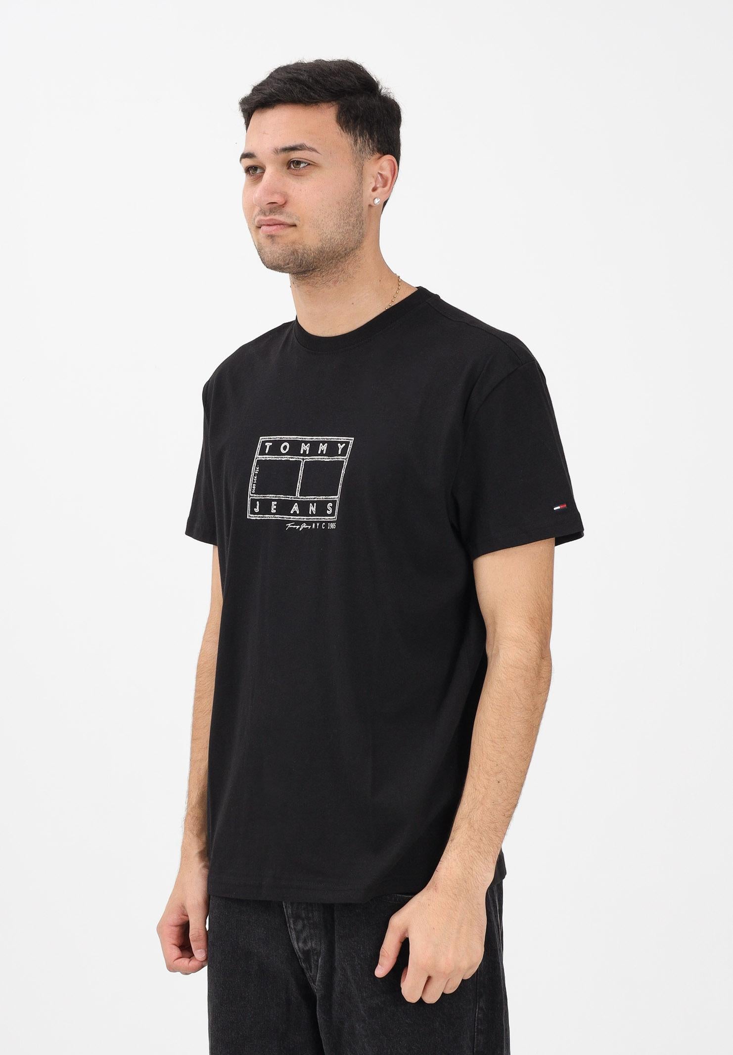 TOMMY JEANS T-shirt a manica corta nera da uomo con logo a timbro DM0DM22317 BDS TOMMY JEANS