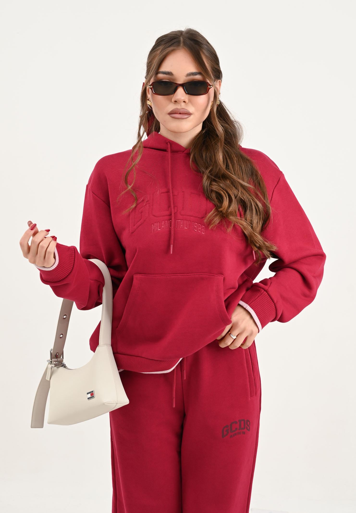 GCDS Felpa con cappuccio bordeaux per uomo e donna rifinita da logo impresso B2EW1905JD1 49 GCDS