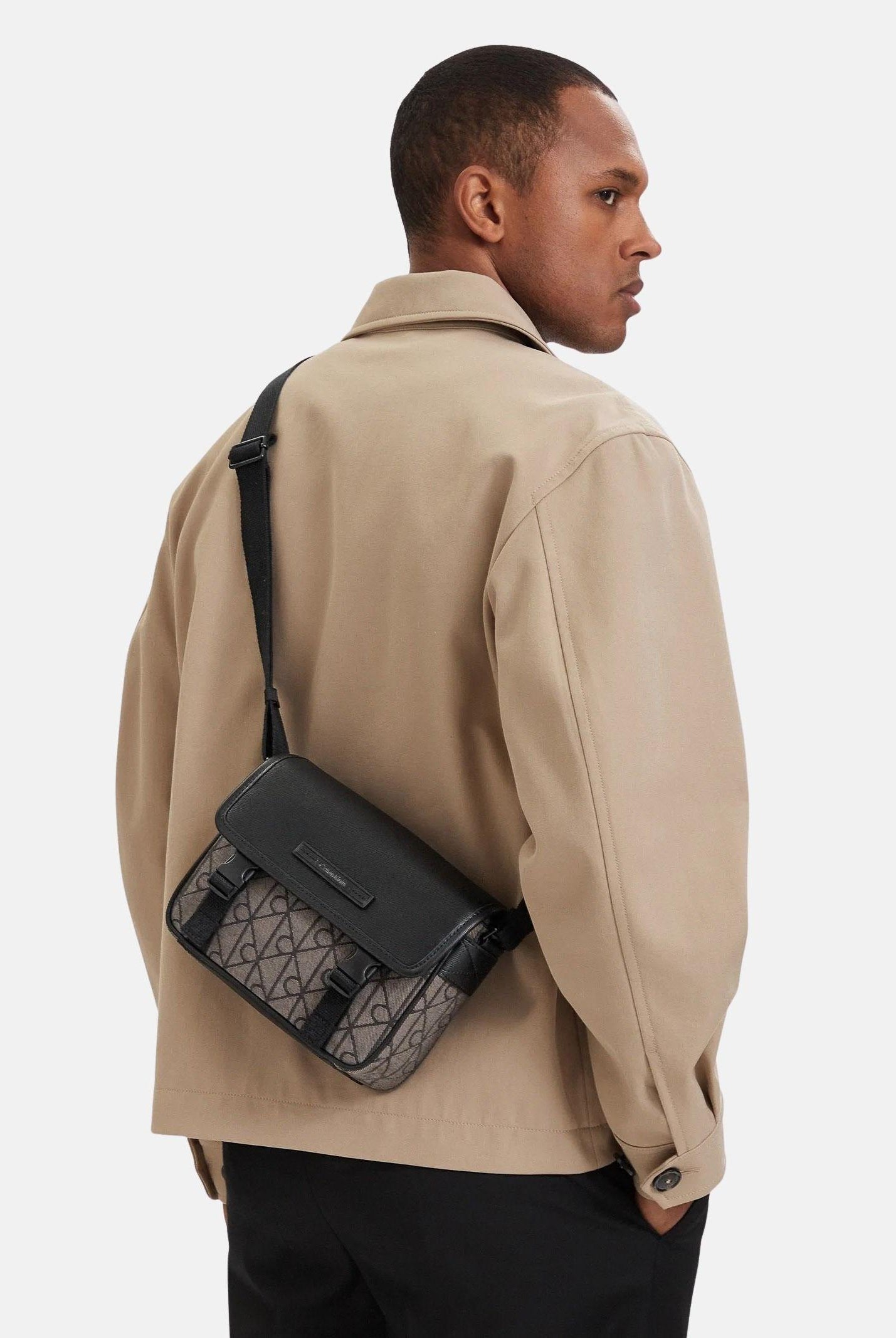 CALVIN KLEIN tracolla con logo monogram colore Lotus Beige-Black, beige e nero, uomo. LV04D3451G 7UL CALVIN KLEIN