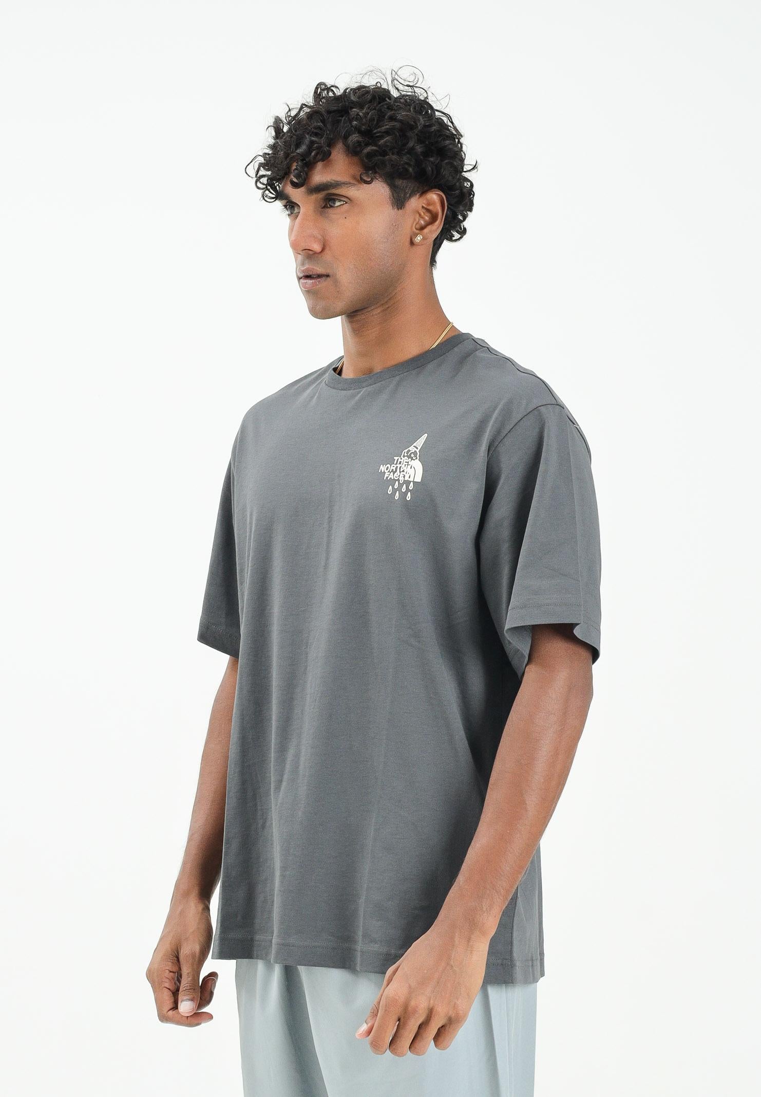 THE NORTH FACE T-shirt a manica corta Powder Days Relaxed Graphic grigia da uomo NF0A8E4D0C51 . THE NORTH FACE