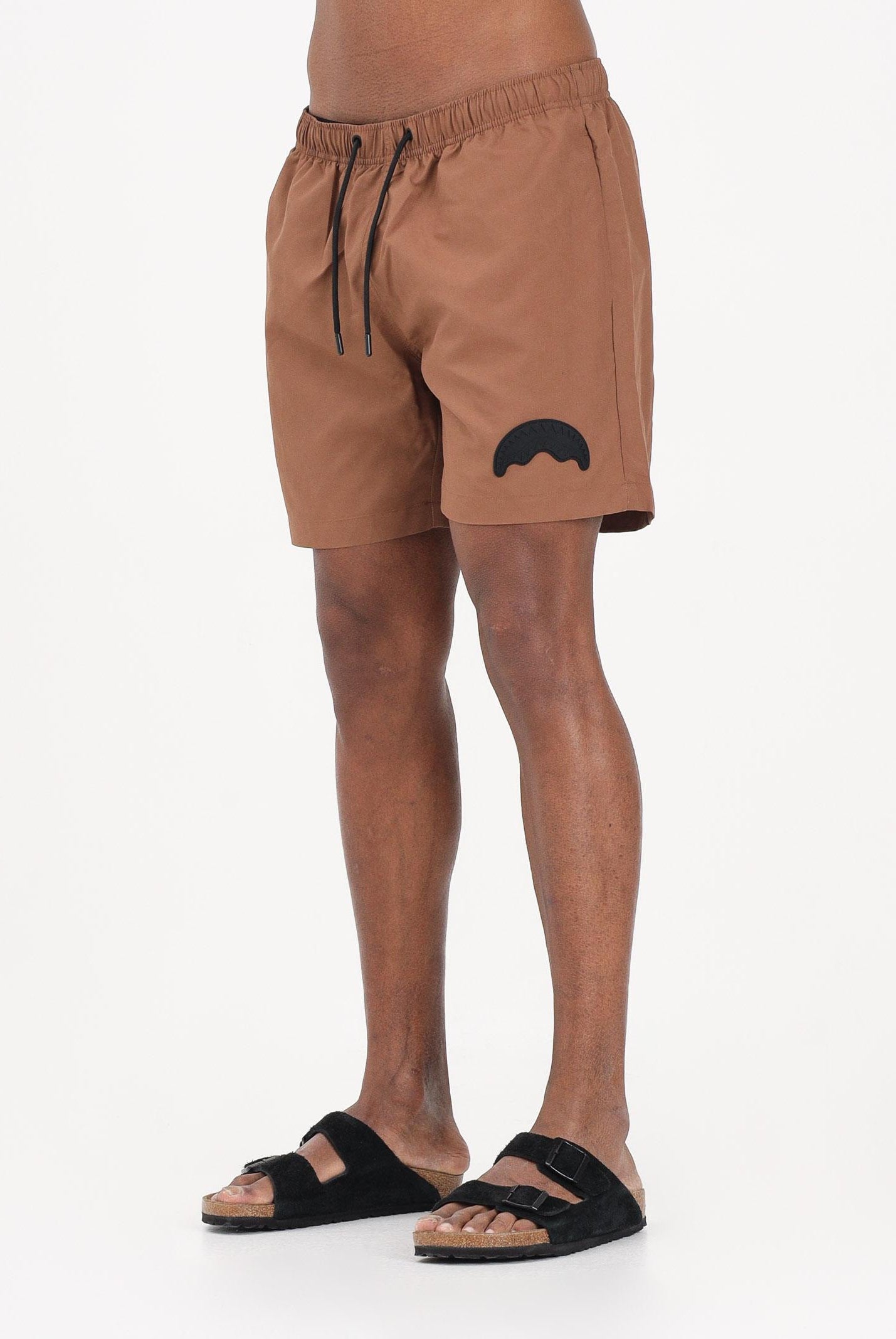 SPRAYGROUND Shorts mare marrone da uomo con patch shark SP925BRWN . SPRAYGROUND