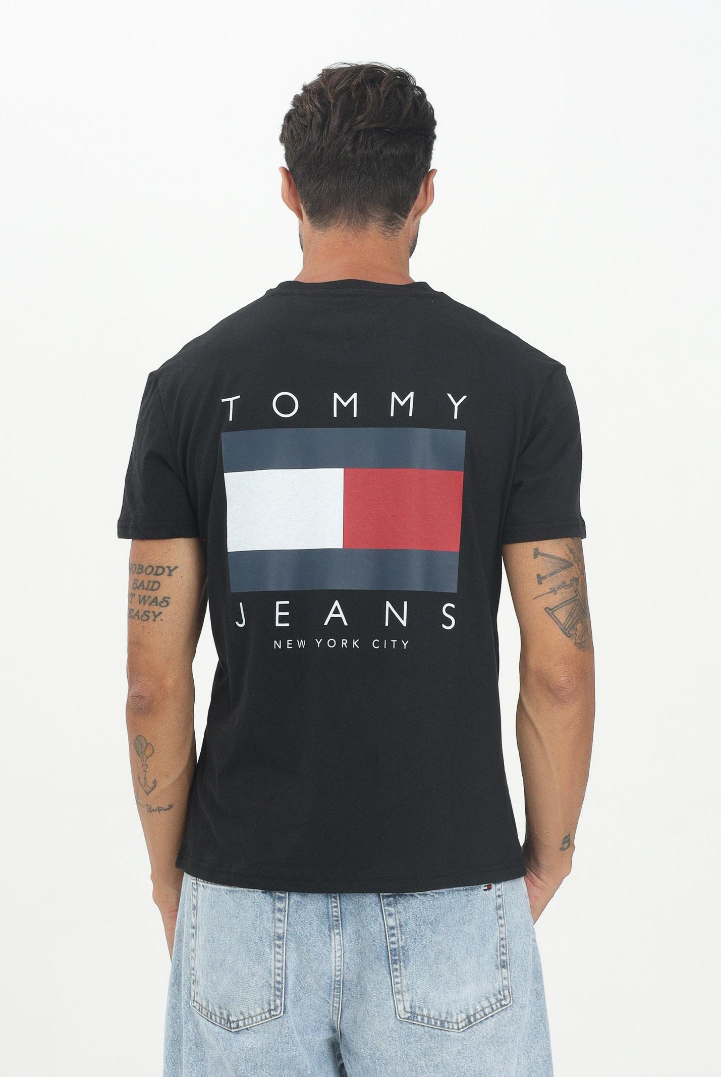 TOMMY JEANS T-shirt a manica corta nera da uomo con maxi logo DM0DM21910BDS . TOMMY JEANS