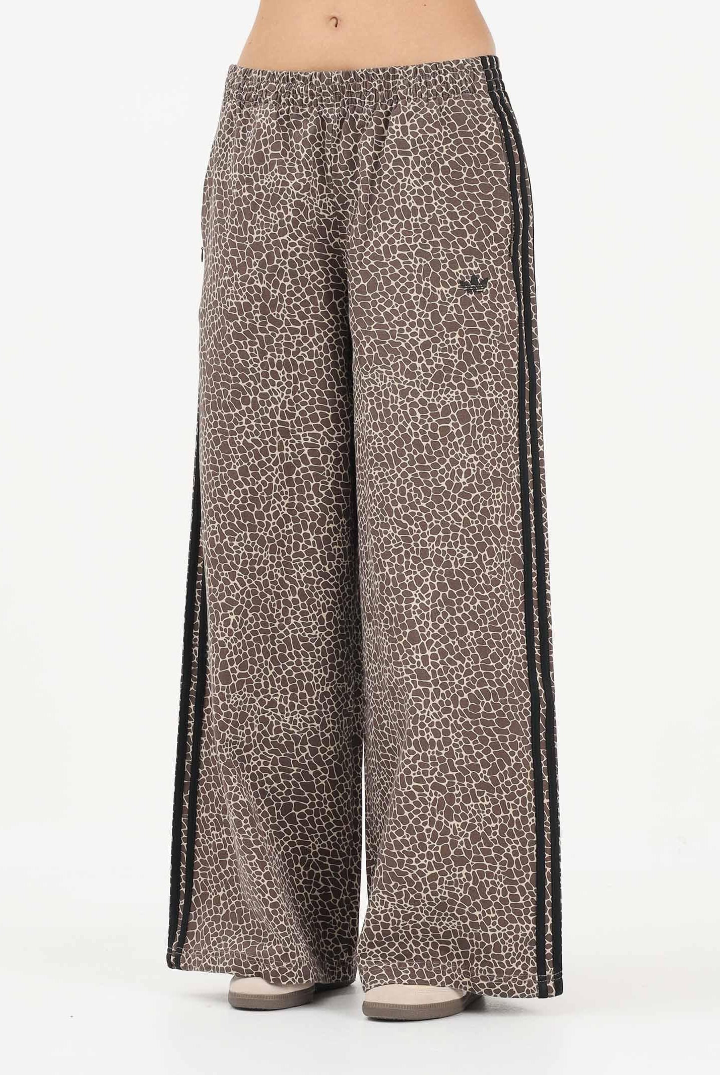 ADIDAS ORIGINALS Pantalone sportivo Firebird Oversized AOP in denim animalier da donna KD8811 . ADIDAS ORIGINALS