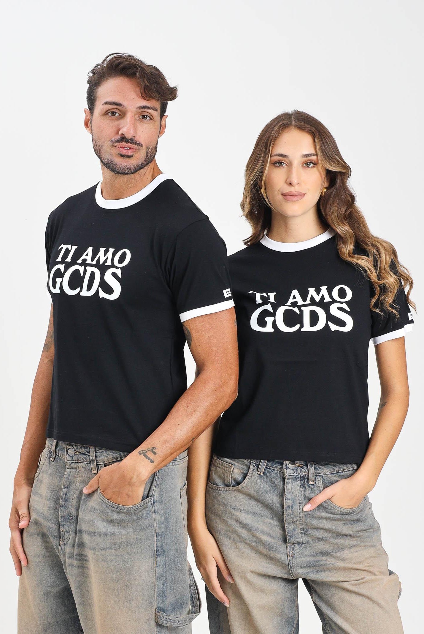 GCDS T-shirt a manica corta nera per uomo e donna con stampa Ti Amo GCDS A2OM2308JG4 99 GCDS