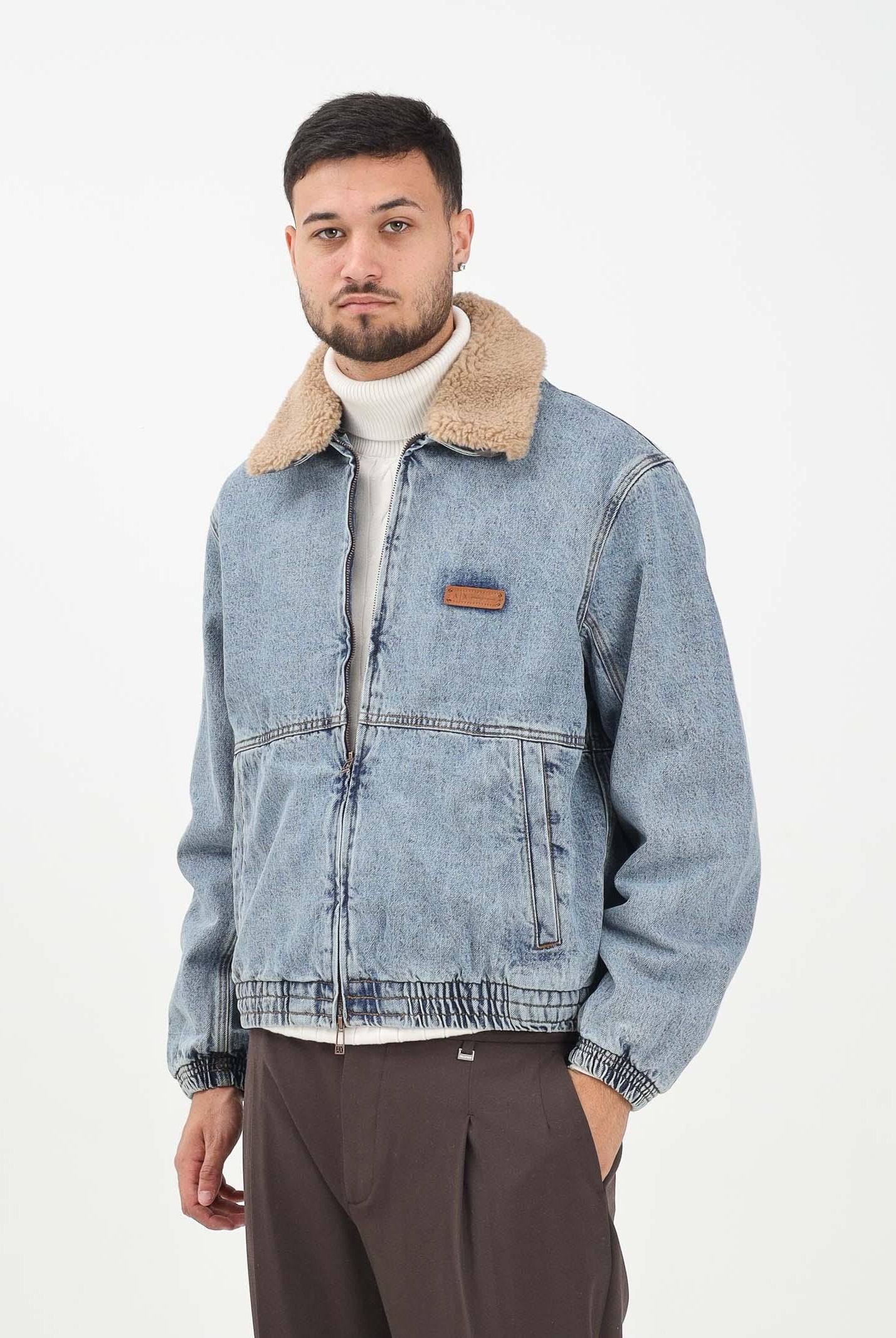 ARMANI EXCHANGE Giubbotto di jeans in denim chiaro da uomo con collo in ecopelliccia XM001109AF16986 MB003 ARMANI EXCHANGE