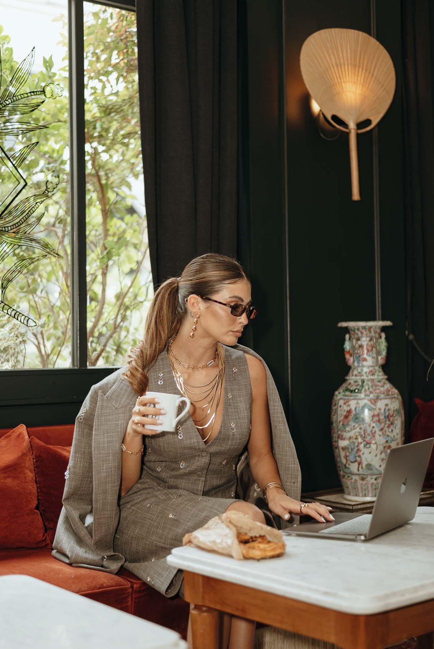 SIMONA CORSELLINI Gilet grigio da donna arricchito da piccole applicazioni metalliche A25CPGL00102-C00233 V0000 SIMONA CORSELLINI