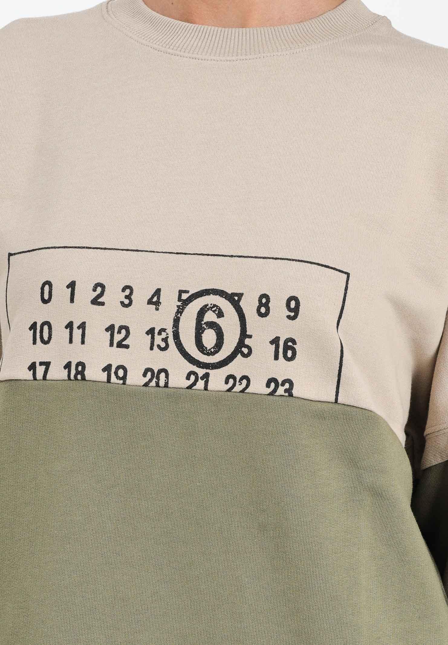 MAISON MARGIELA Felpa girocollo beige e verde per donna, ragazzi e bambini caratterizzata da una costruzione re-cut M60870MM04H M6C38 MAISON MARGIELA