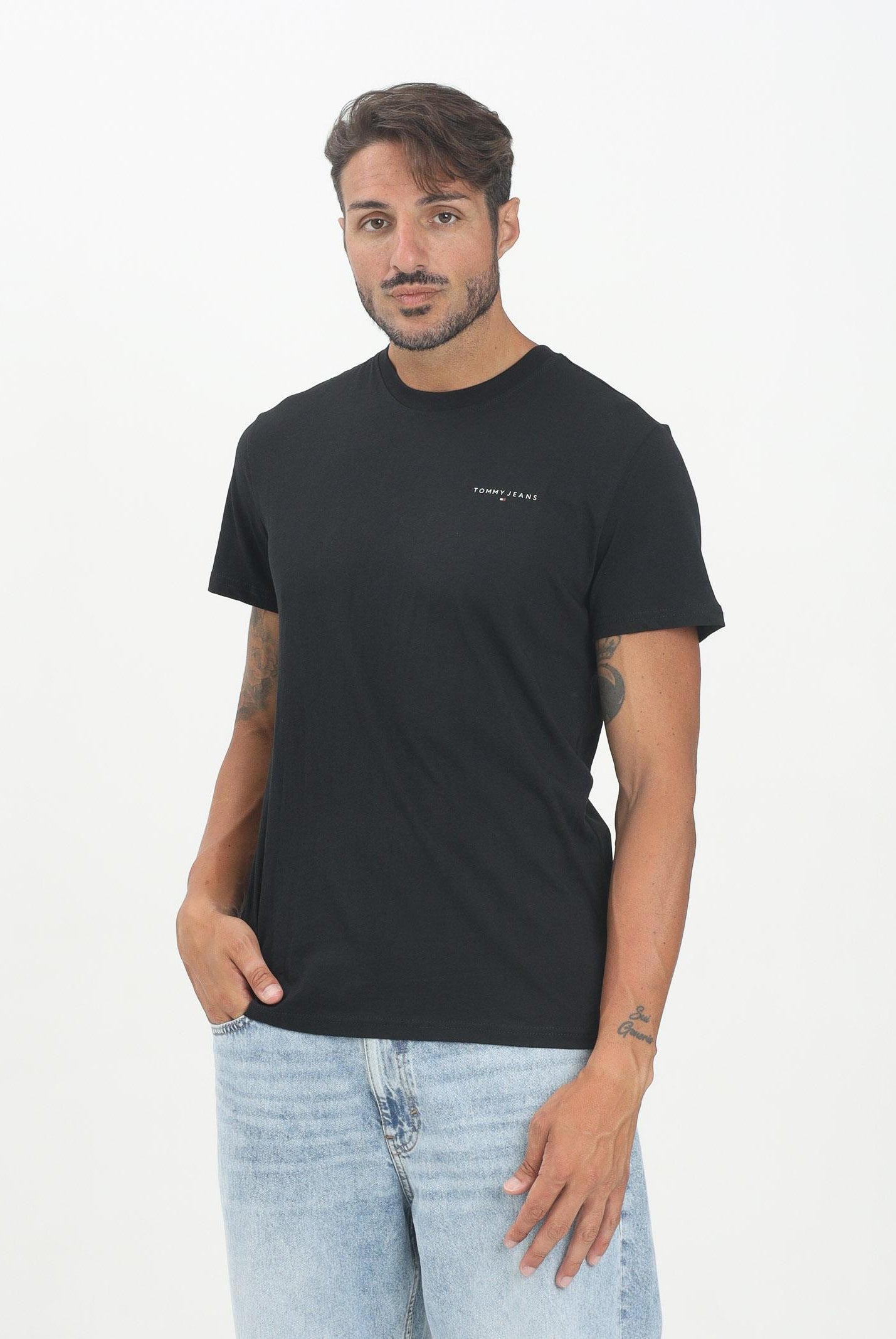 TOMMY JEANS T-shirt a manica corta nera da uomo con logo DM0DM21780BDS . TOMMY JEANS