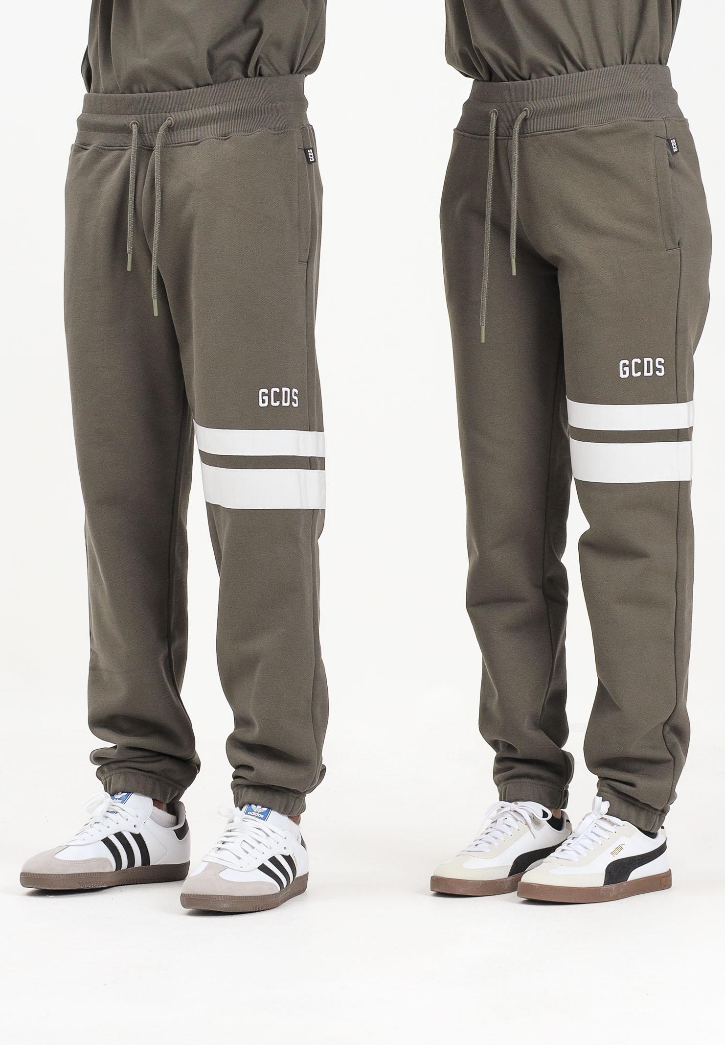 GCDS Pantalone sportivo verde militare per uomo e donna con dettagli a contrasto B1XM3002JI0 88 GCDS