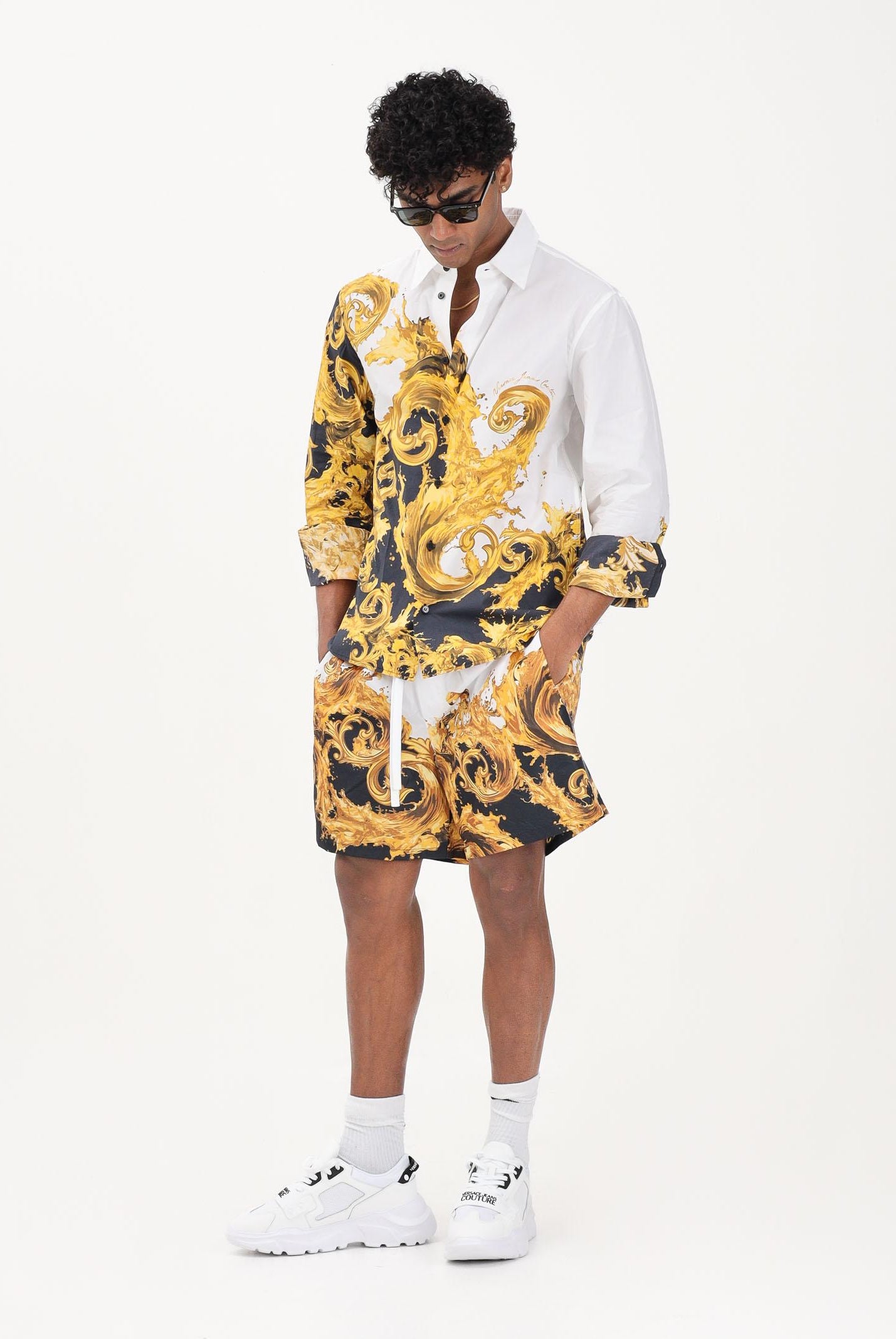 VERSACE JEANS COUTURE Shorts bianco e nero da uomo con stampa Wave Couture 80GADD16CQ23D GL2 VERSACE JEANS COUTURE