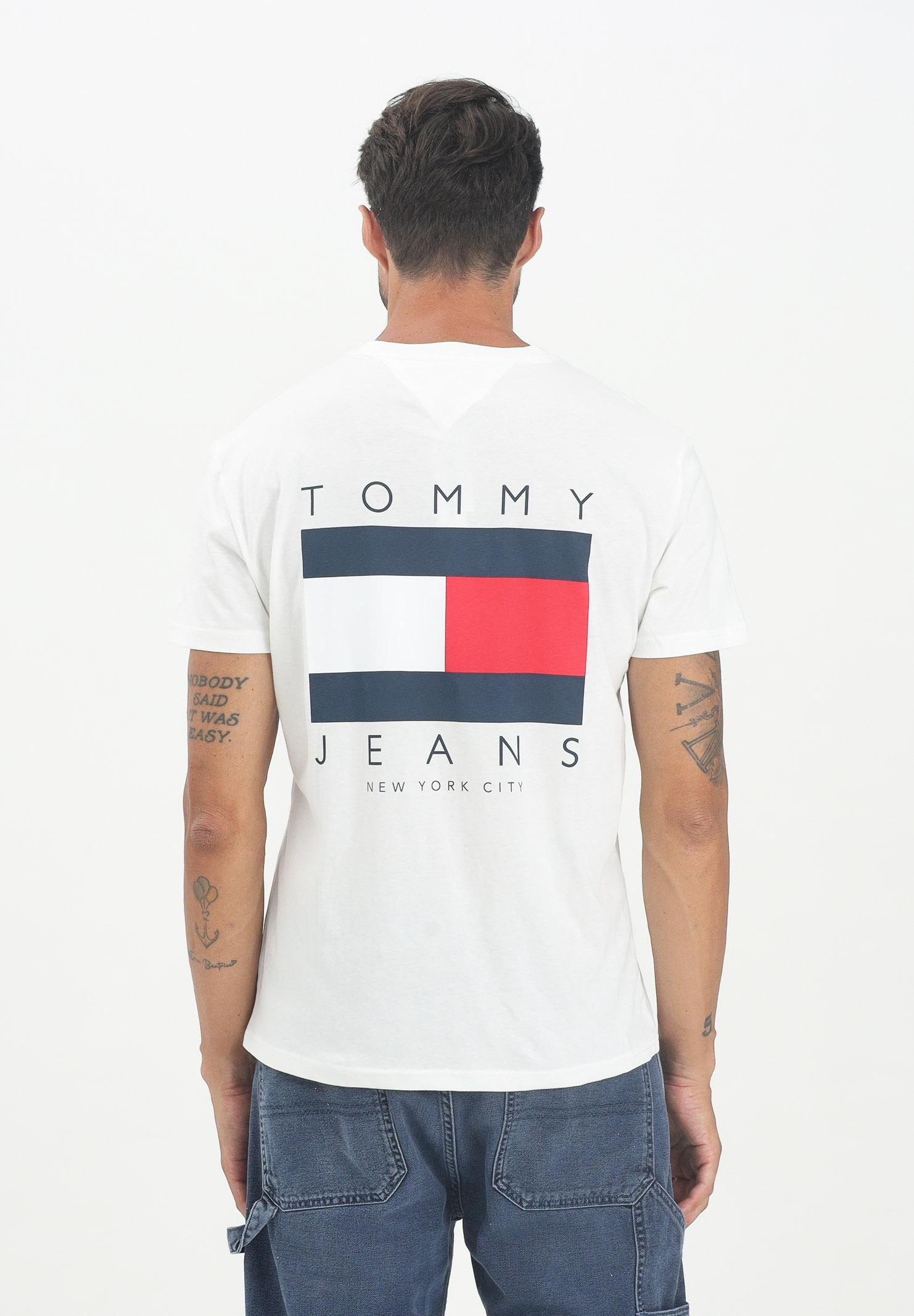 TOMMY JEANS T-shirt a manica corta bianca da uomo con maxi logo sul retro DM0DM21910YBL . TOMMY JEANS
