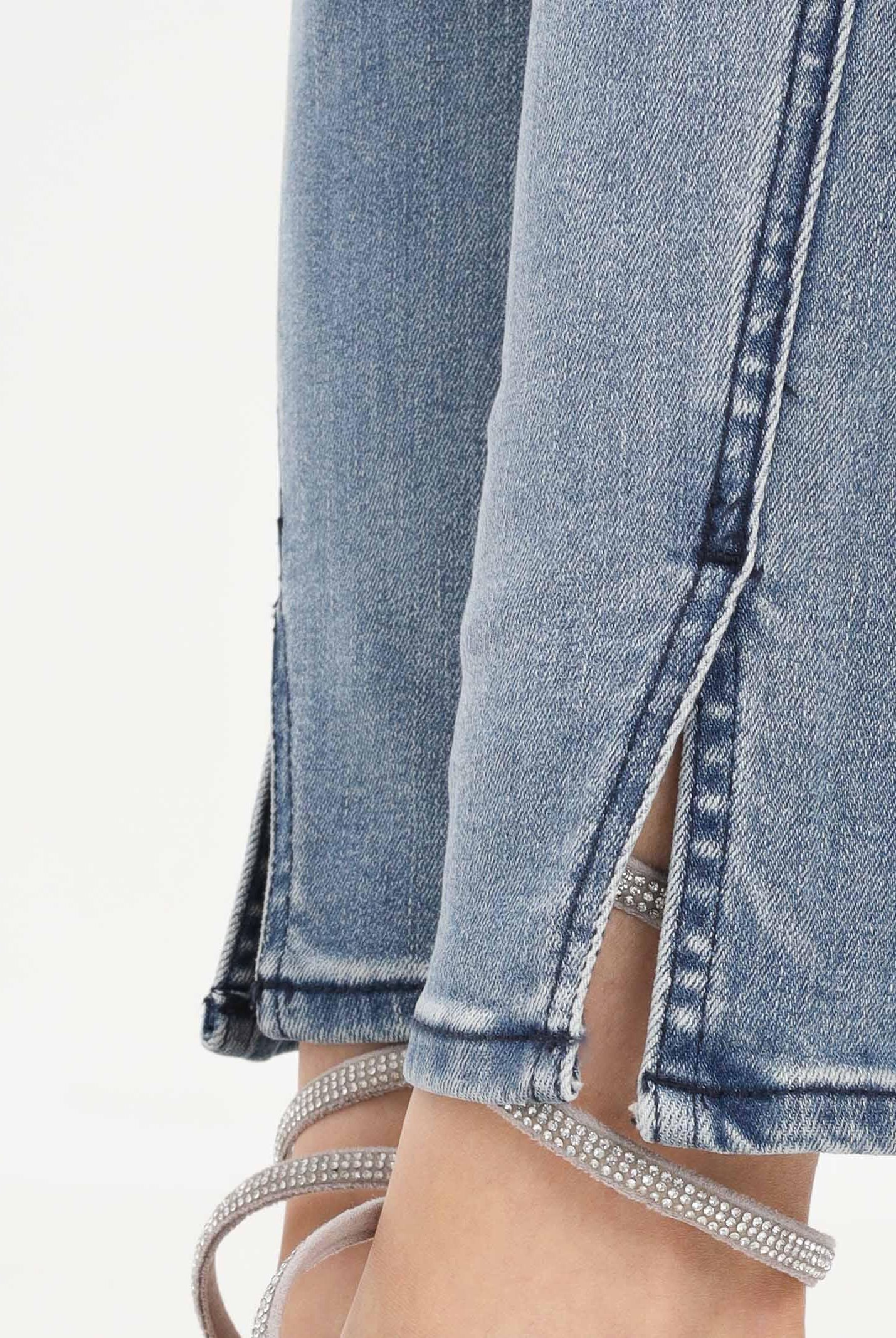 ARMANI EXCHENGE Jeans in denim medio da donna con spacchetto sul fondo XW000125AF21355 MB001 ARMANI EXCHANGE