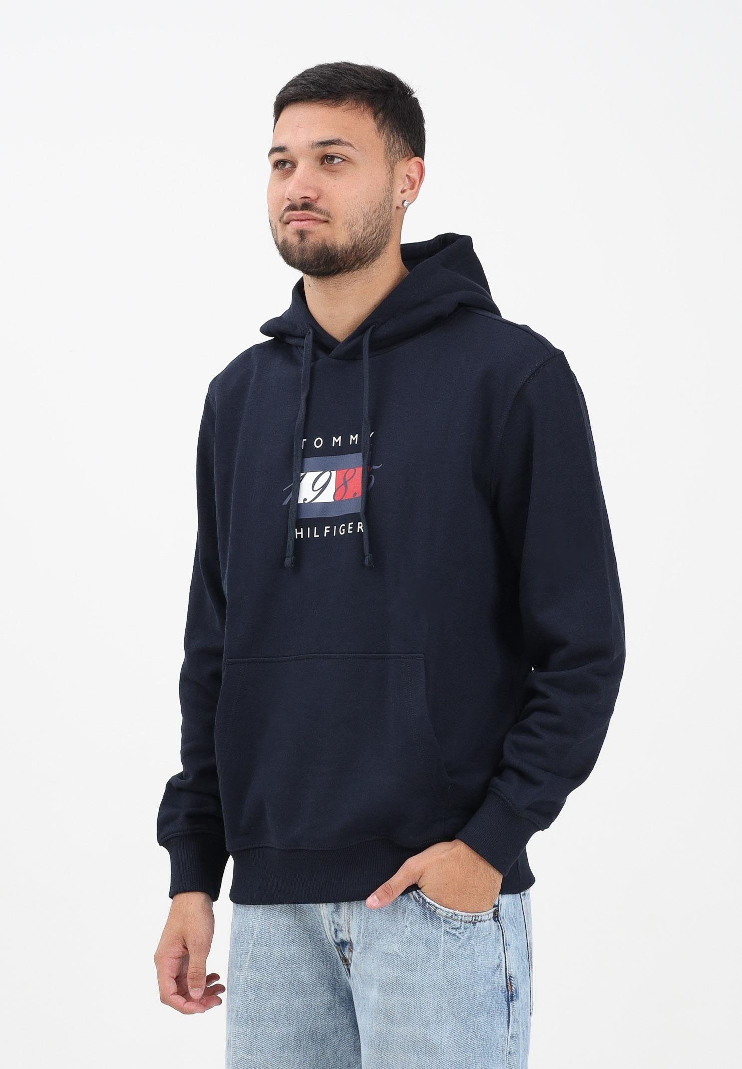 TOMMY HILFIGER Felpa con cappuccio blu da uomo rifinita da stampa logo MW0MW41332DW5 TOMMY HILFIGER