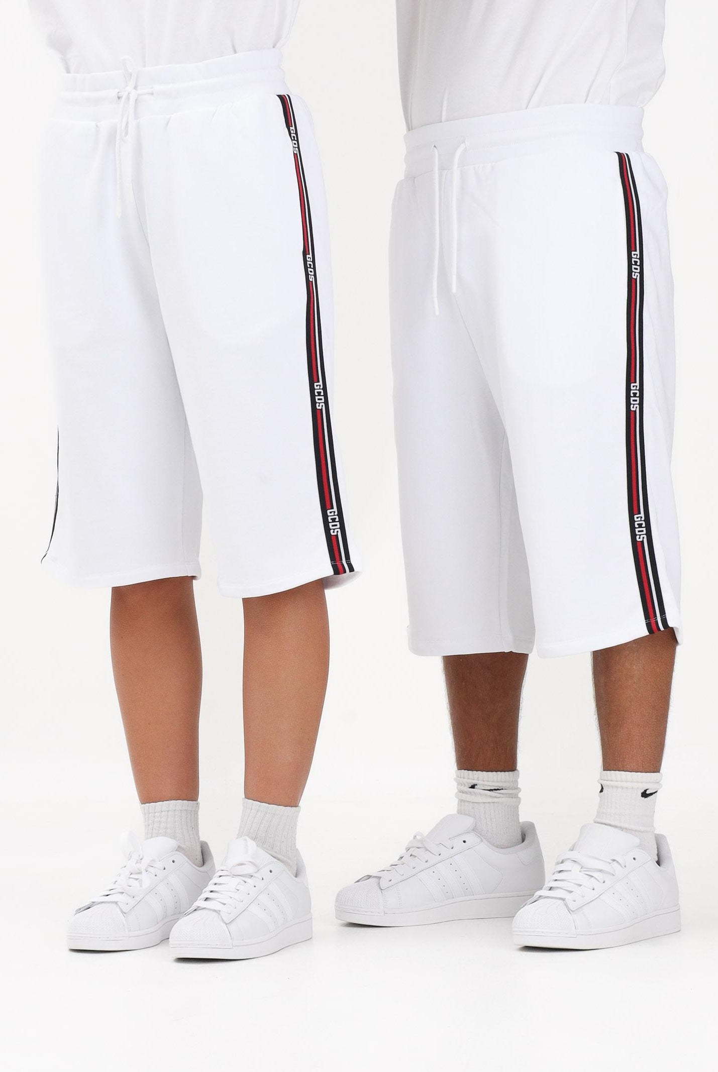 GCDS Shorts sportivo bianco per uomo e donna con bande laterali C1MEQL214F004 100B GCDS