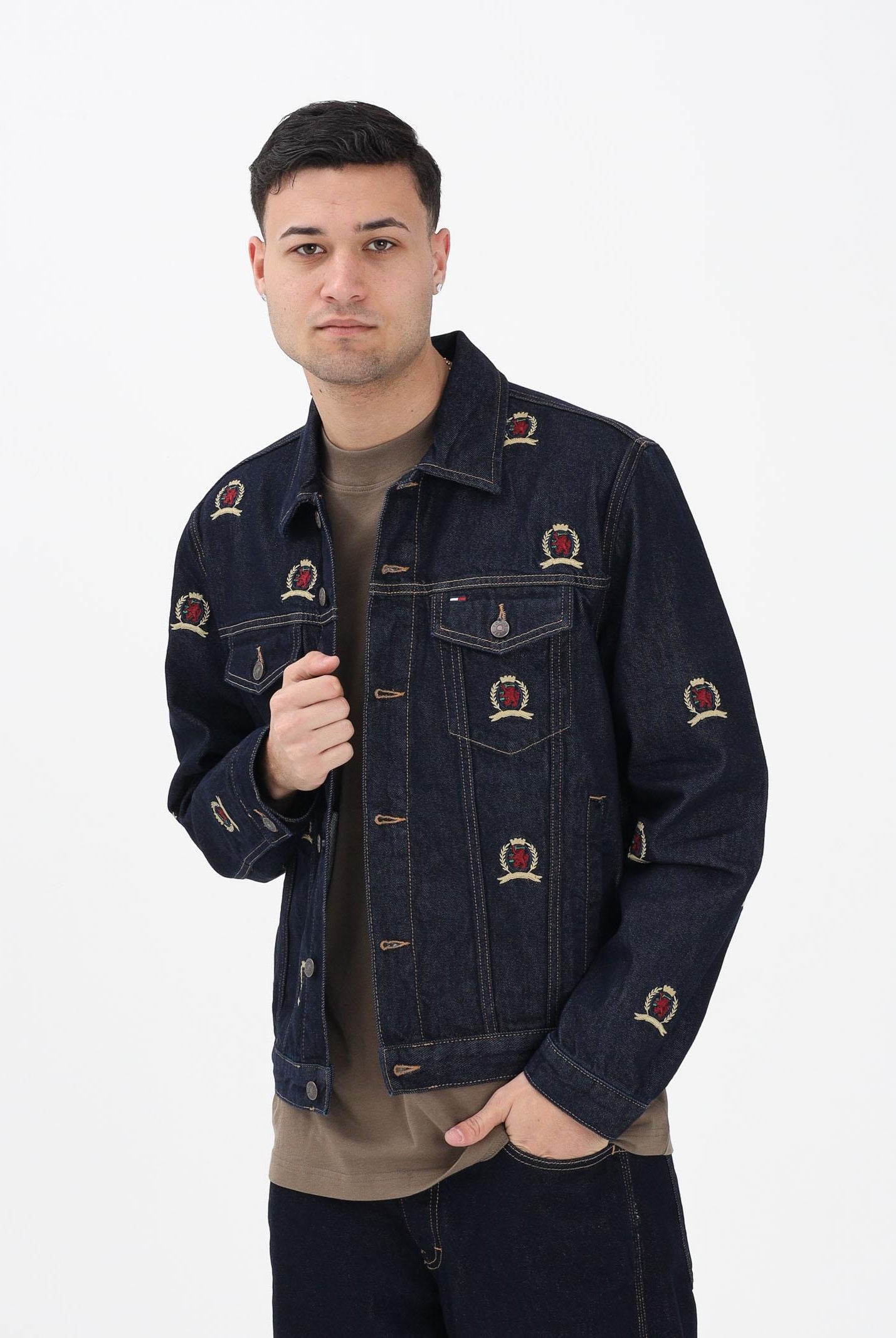 TOMMY JEANS Giubbotto Ryan in denim blu scuro da uomo con ricamo stemmi DM0DM22988 1BK TOMMY JEANS