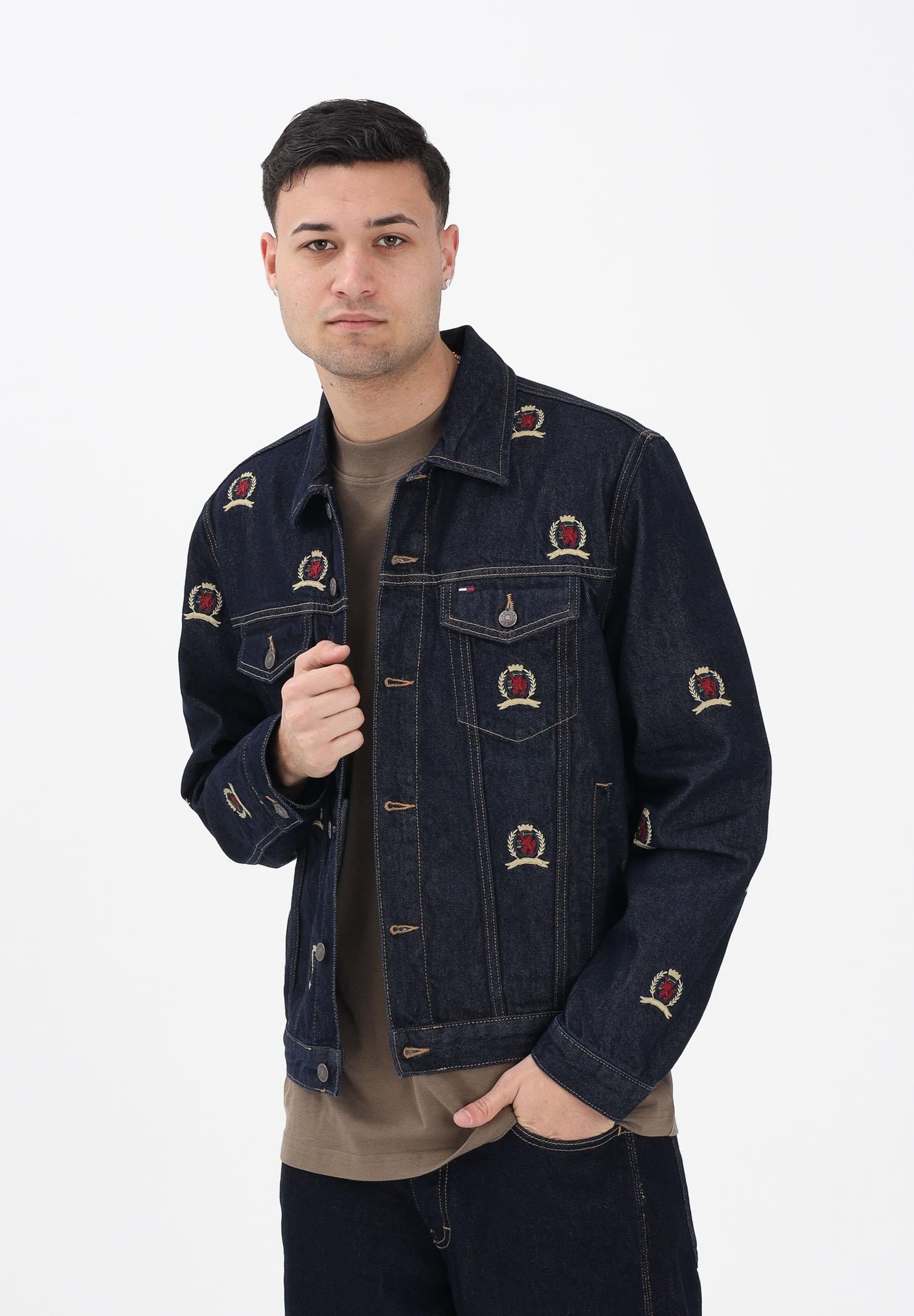 TOMMY JEANS Giubbotto Ryan in denim blu scuro da uomo con ricamo stemmi DM0DM22988 1BK TOMMY JEANS