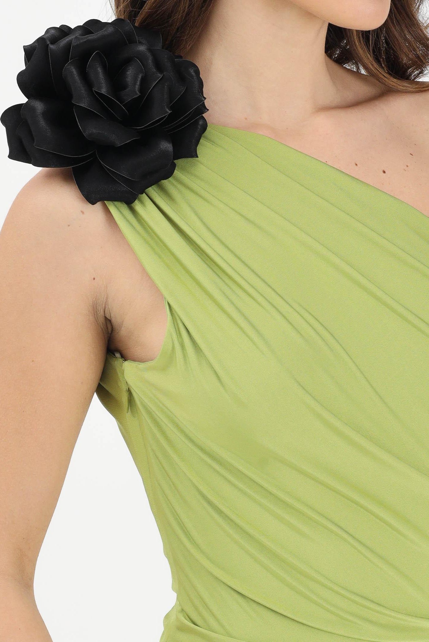 SHIT Abito lungo verde da donna con scollo asimmetrico impreziosito da spilla SH26012 AV SHIT