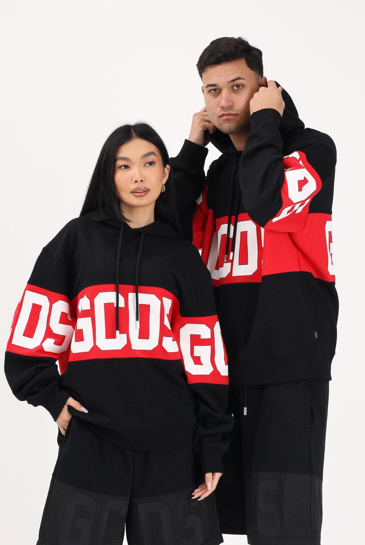 GCDS Felpa con cappuccio nera per uomo e donna caratterizzata da banda a contrasto e logo Z0MLQE138F004 999R GCDS