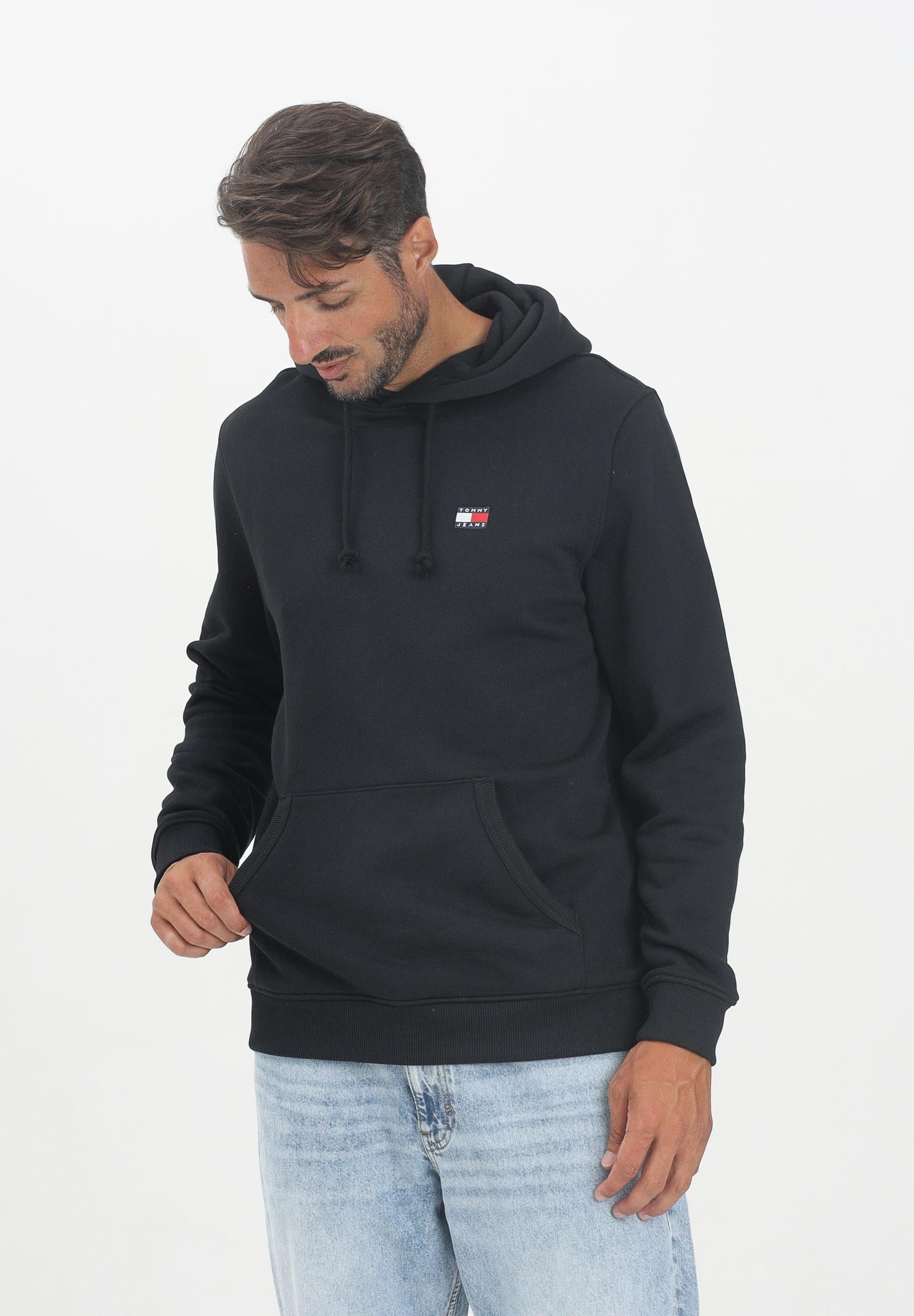 TOMMY JEANS Felpa con cappuccio nera da uomo rifinita da logo DM0DM20258BDS TOMMY JEANS