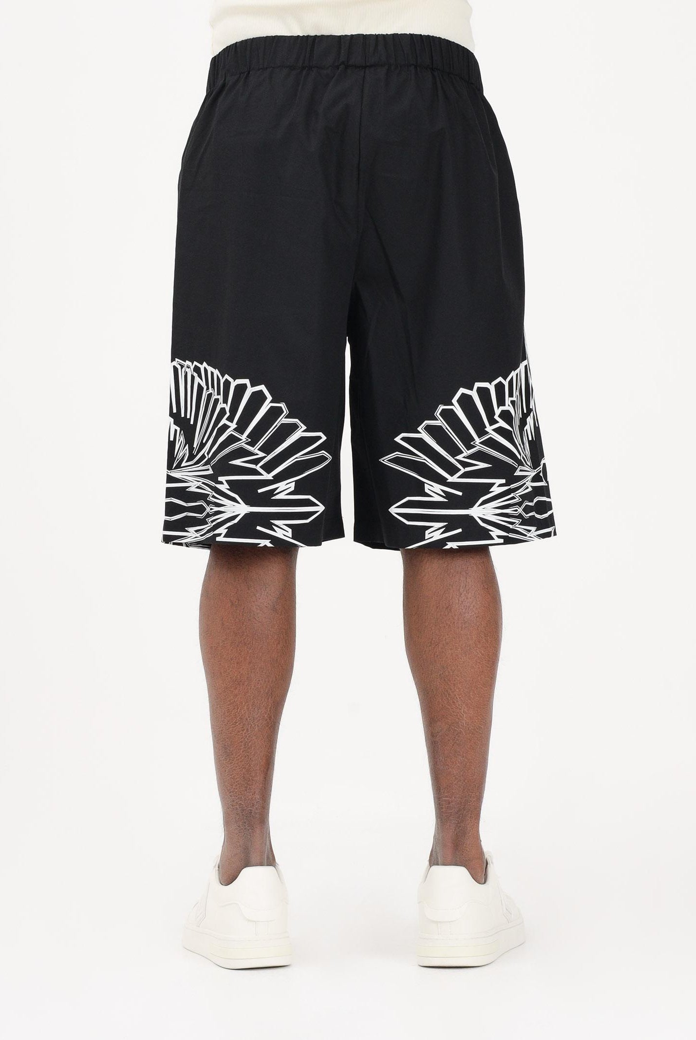 MARCELO BURLON COUNTY OF MILAN Shorts casual nero da uomo con stampa grafica S6CMMABE012 110 MARCELO BURLON COUNTY OF MILAN