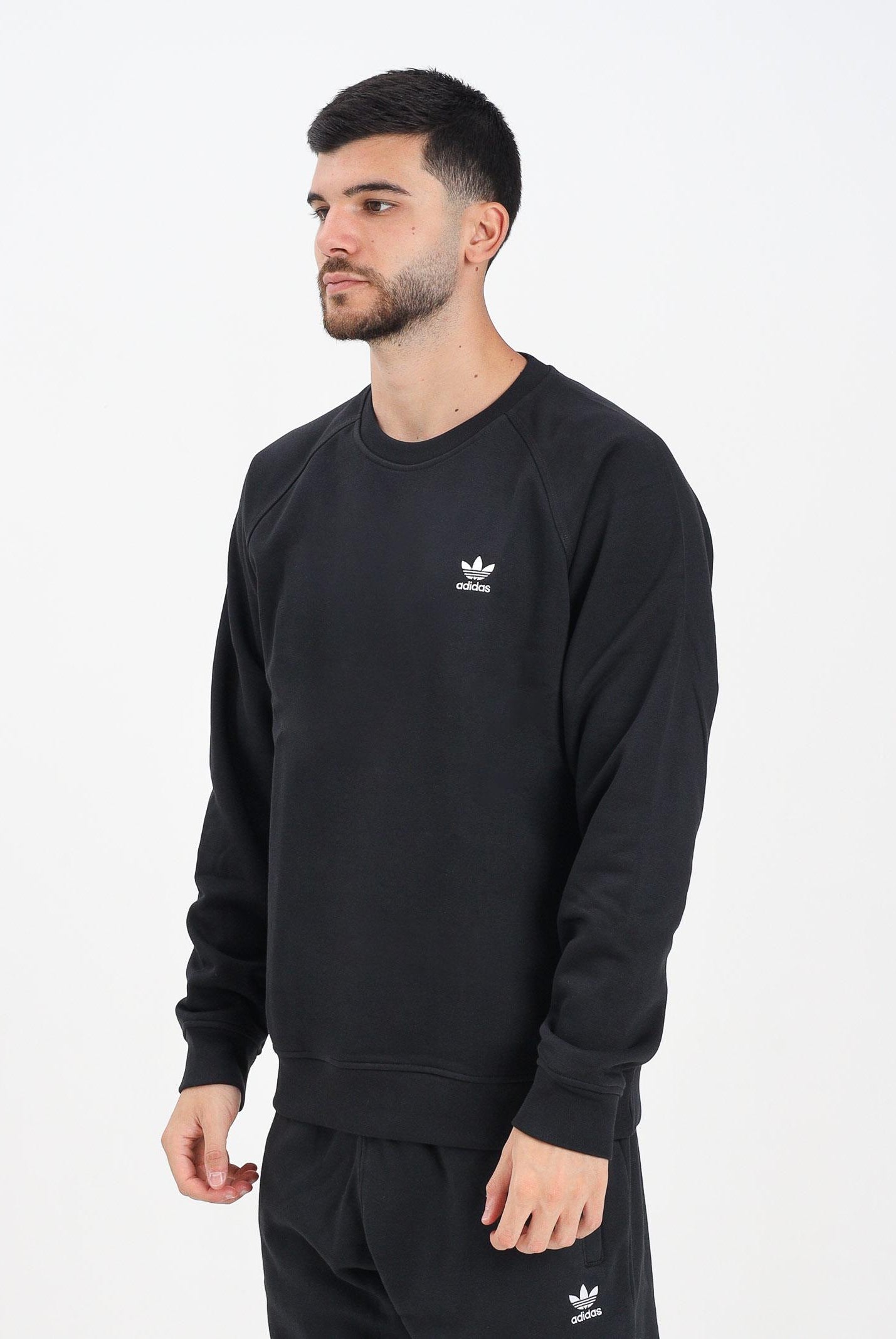 ADIDAS ORIGINALS Felpa girocollo Trefoil Essentials Crew nera da uomo IY4932 . ADIDAS ORIGINALS