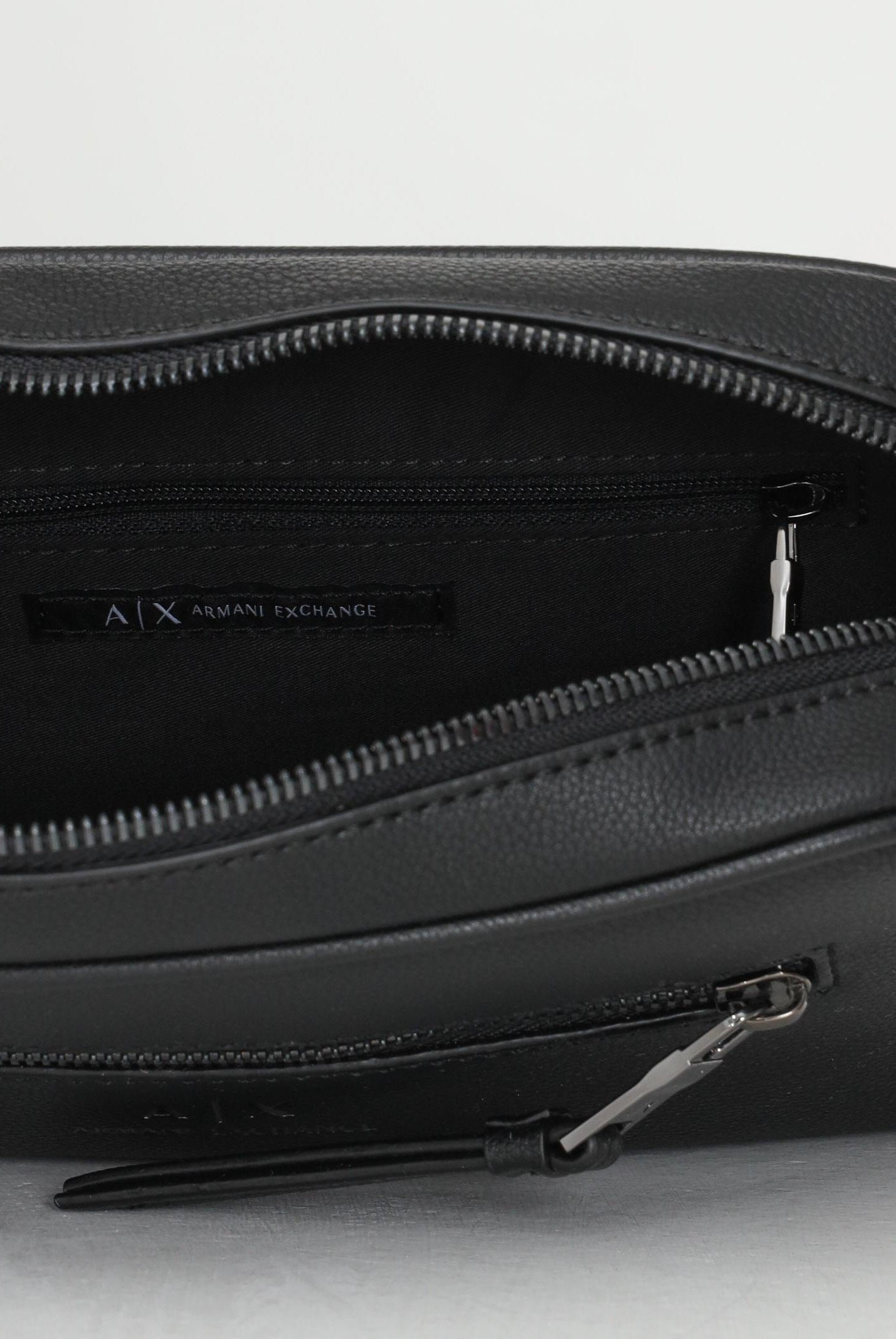 ARMANI EXCHANGE Pochette nera da uomo con logo 958446CC830 00020 ARMANI EXCHANGE