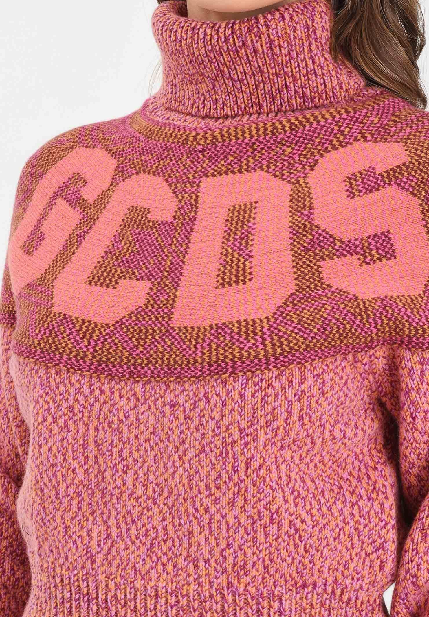 GCDS Maglione a collo alto rosa da donna con intarsio logo GCDS B2CW1603KJ3 42 GCDS