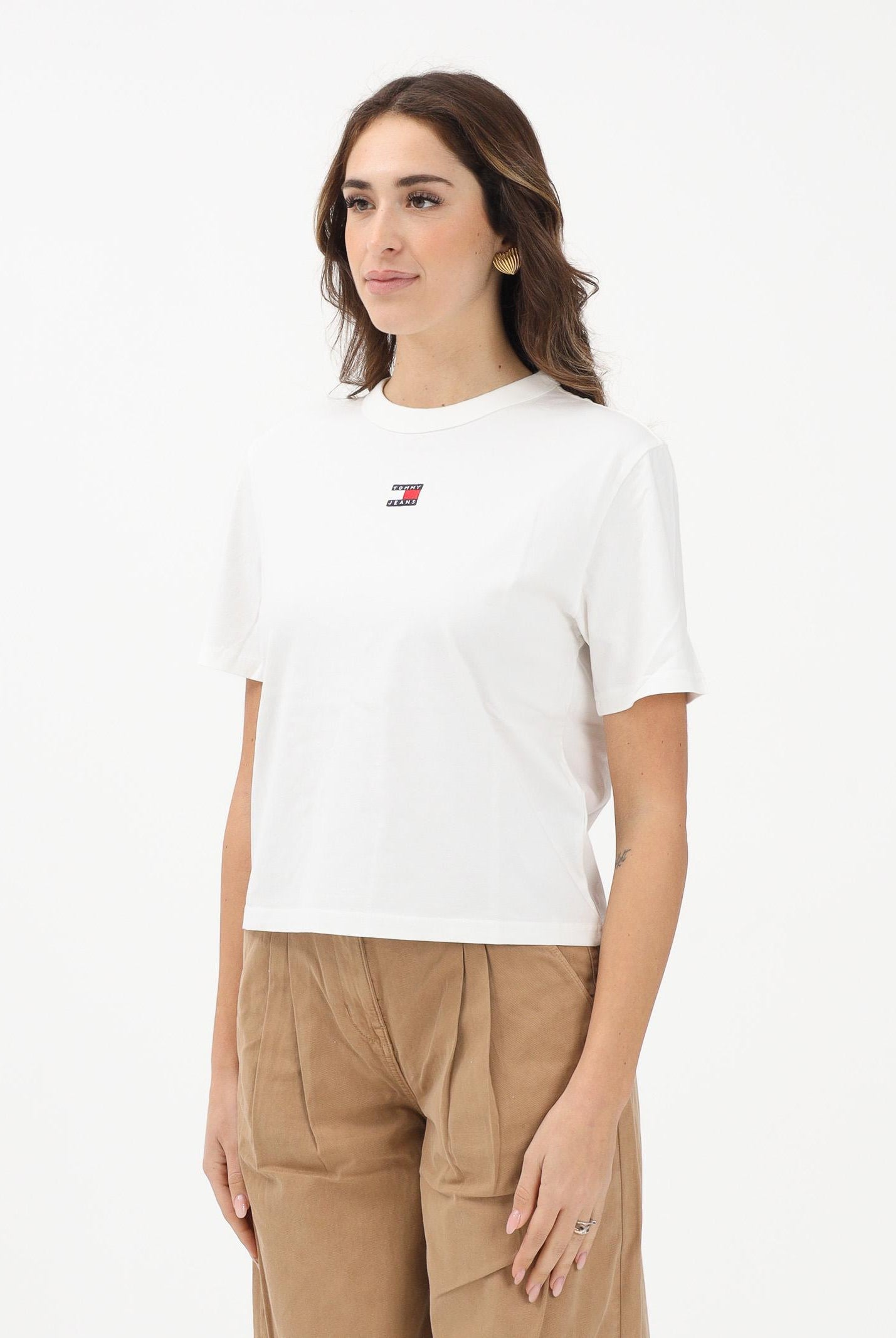 TOMMY JEANS T-shirt a manica corta Boxy Badge panna da donna DW0DW22202 YBL TOMMY JEANS