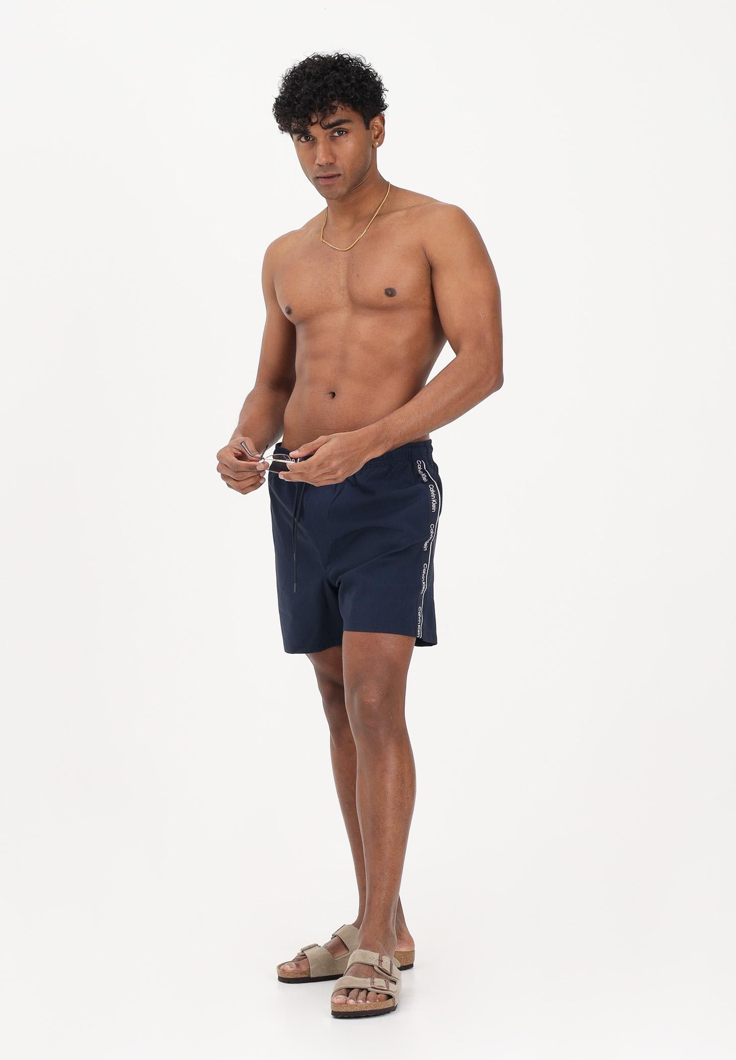 CALVIN KLEIN Shorts mare blu da uomo arricchito da banda laterale con logo LV00N61002 0PP CALVIN KLEIN