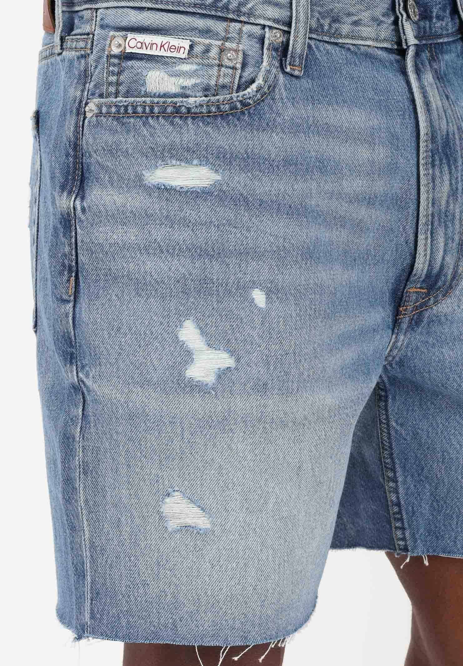 CALVIN KLEIN JEANS Shorts in denim chiaro da uomo con leggere abrasioni e piccoli strappi decorativi LV04RF790G XBI CALVIN KLEIN JEANS