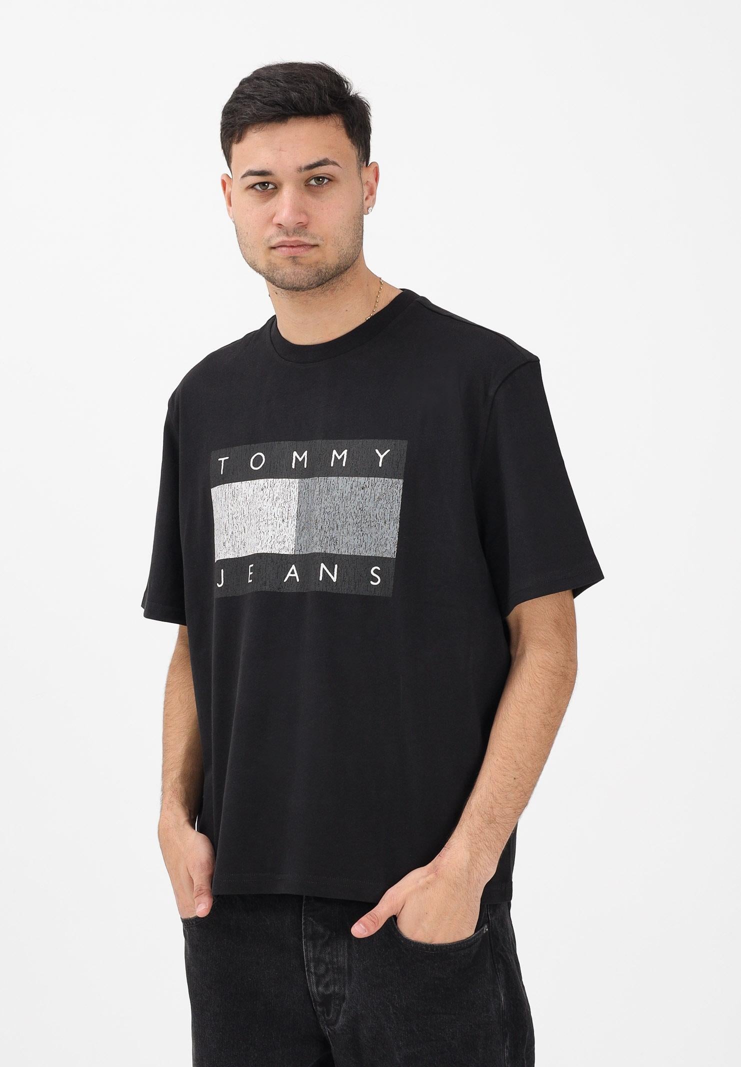 TOMMY JEANS T-shirt a manica corta nera da uomo con stampa logo effetto consumato DM0DM22463 BDS TOMMY JEANS