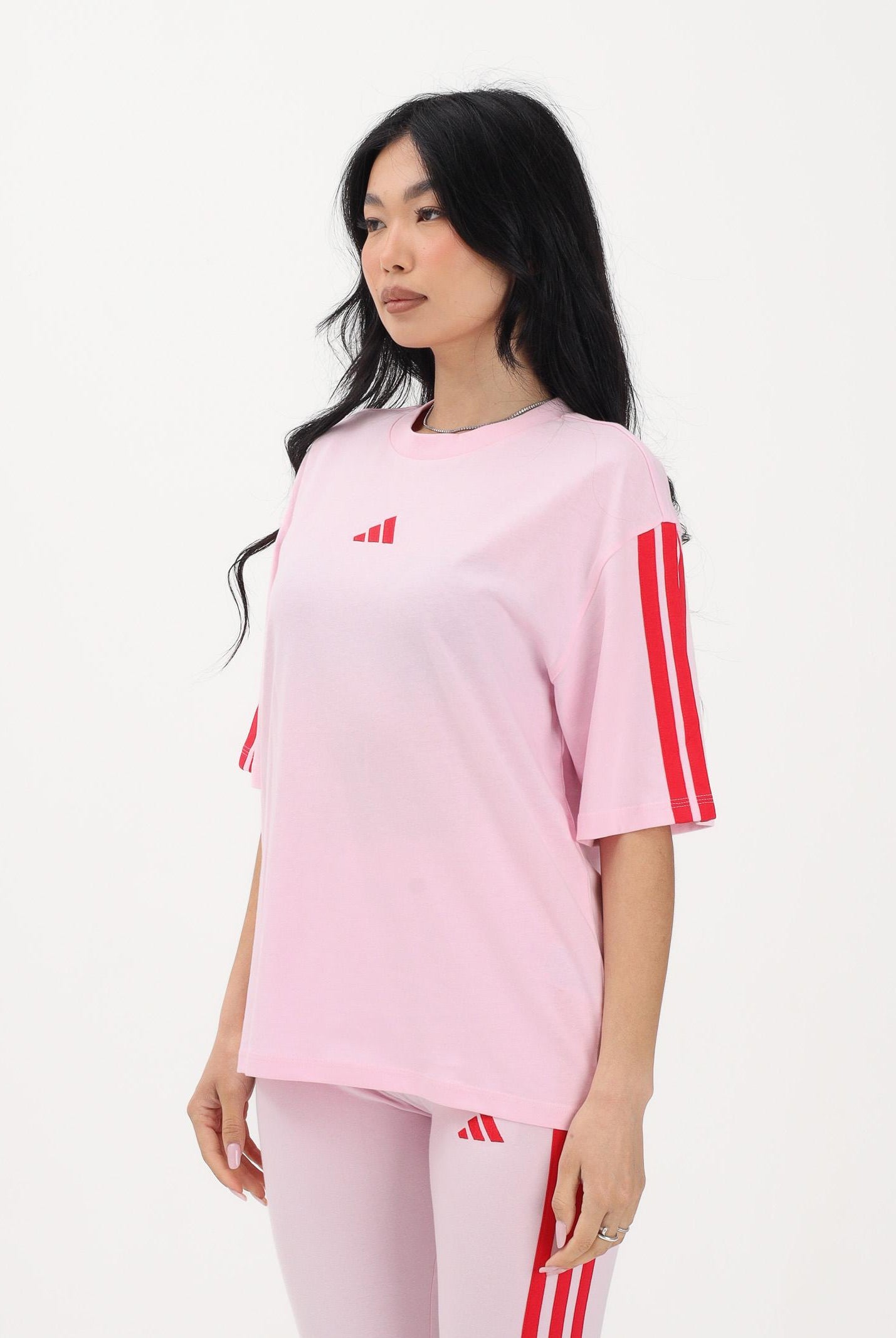 ADIDAS PERFORMANCE T-shirt a manica corta Boyfriend 3 Stripes Essentials rosa e rossa da donna KD2348 . ADIDAS PERFORMANCE