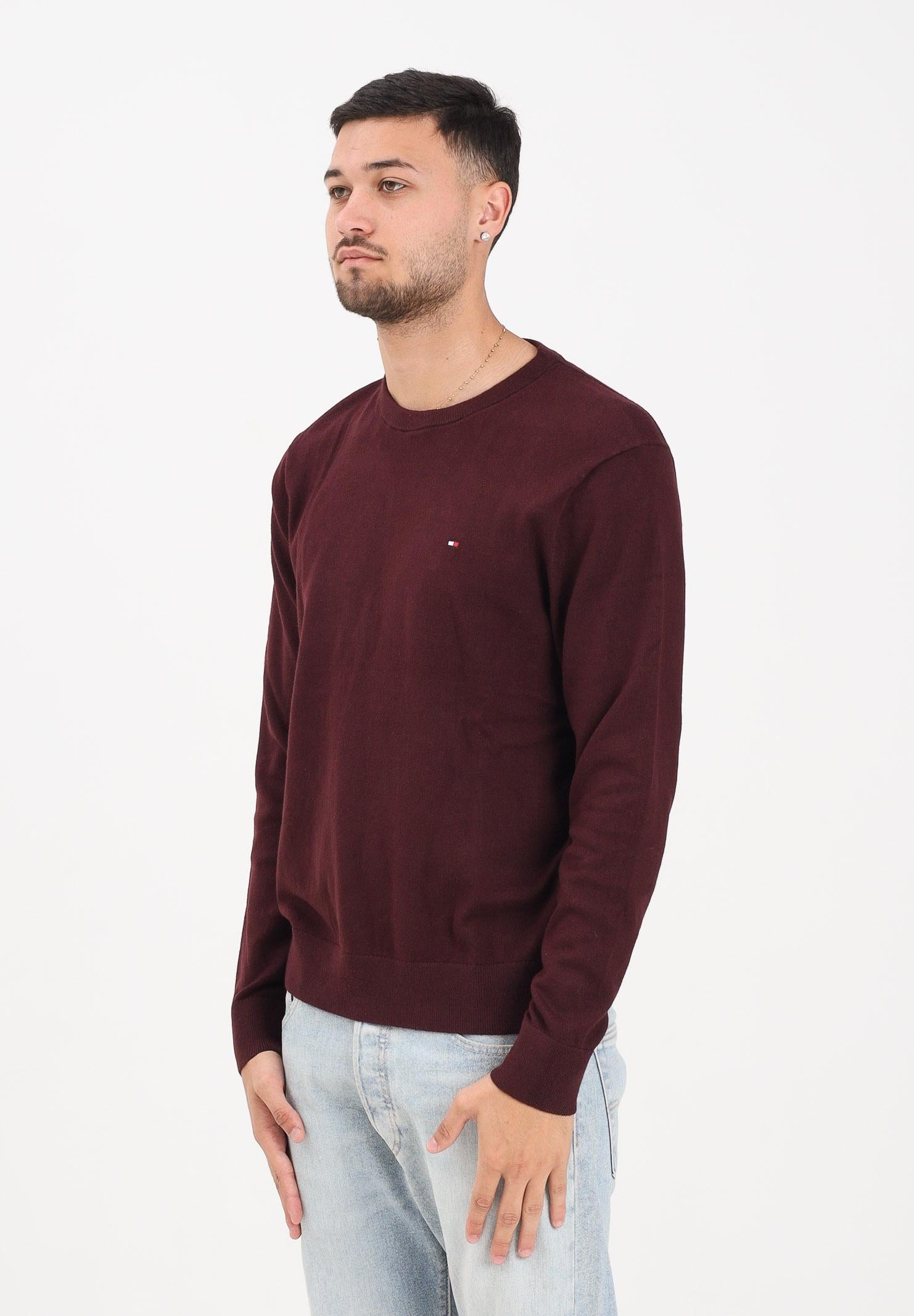 TOMMY HILFIGHER Maglioncino girocollo bordeaux da uomo con ricamo bandierina Tommy Hilfigher MW0MW28046XIH TOMMY HILFIGER