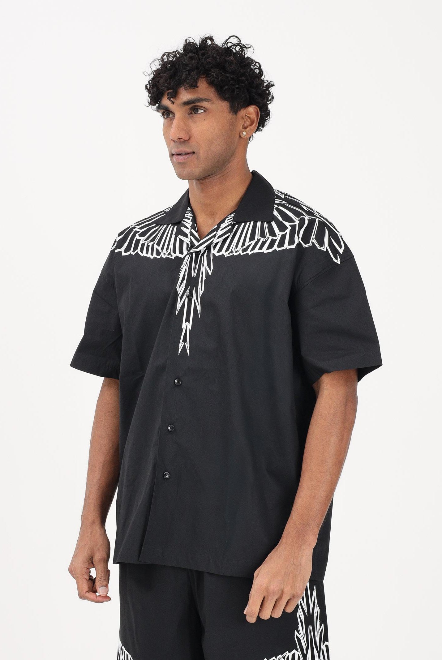 MARCELO BURLON COUNTY OF MILAN Camicia a manica corta nera da uomo con stampa grafica S6CMMASI009 110 MARCELO BURLON COUNTY OF MILAN