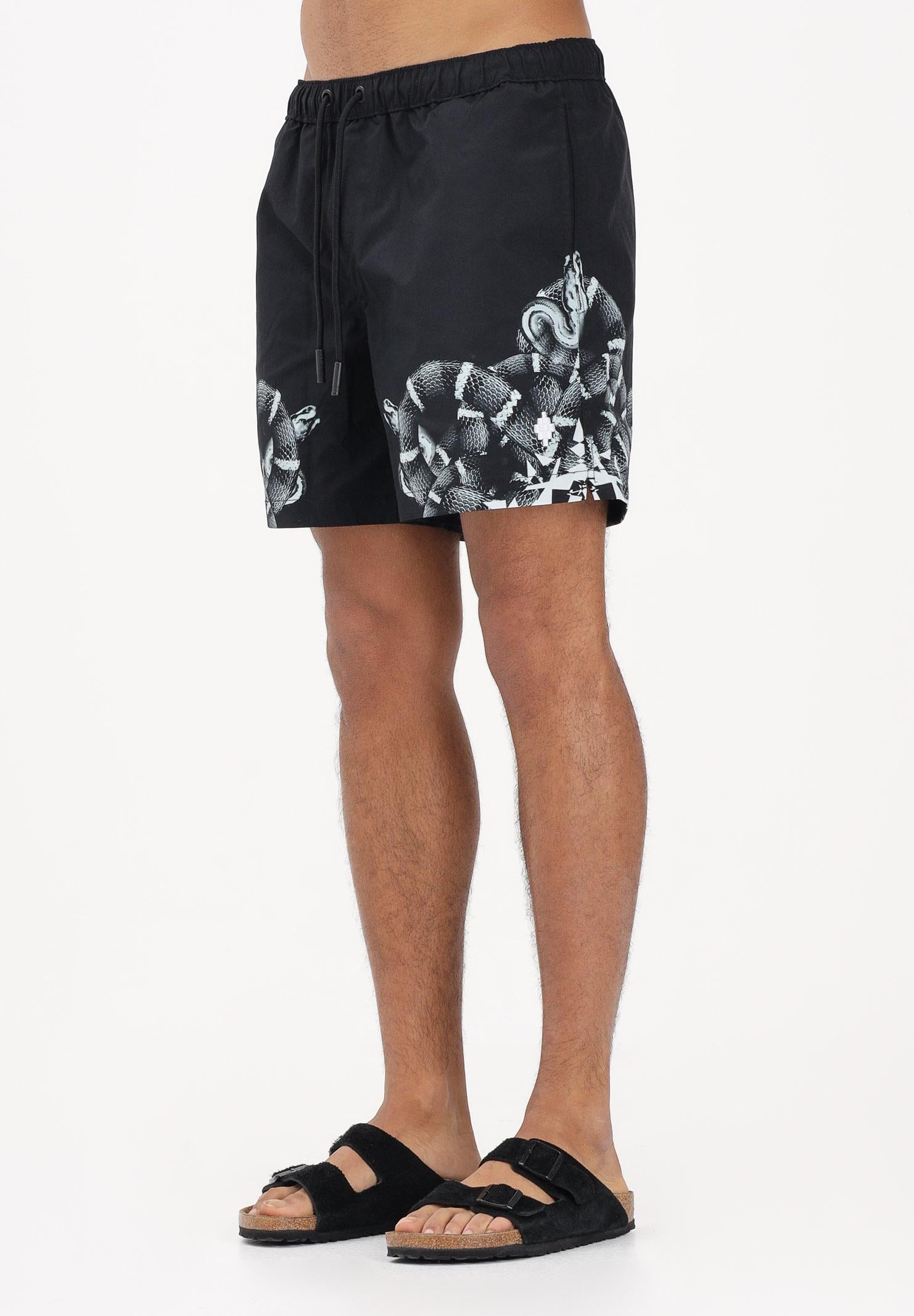 MARCELO BURLON COUNTY OF MILAN Shorts mare nero da uomo con stampa COMAS2606510934 . MARCELO BURLON COUNTY OF MILAN