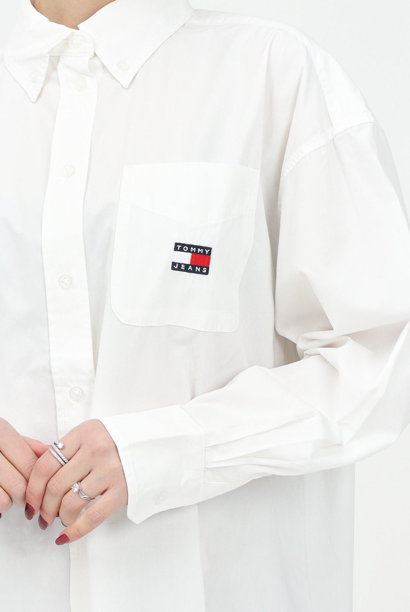 TOMMY JEANS Camicia a manica lunga bianca da donna dal taglio over DW0DW19357 YBL TOMMY JEANS