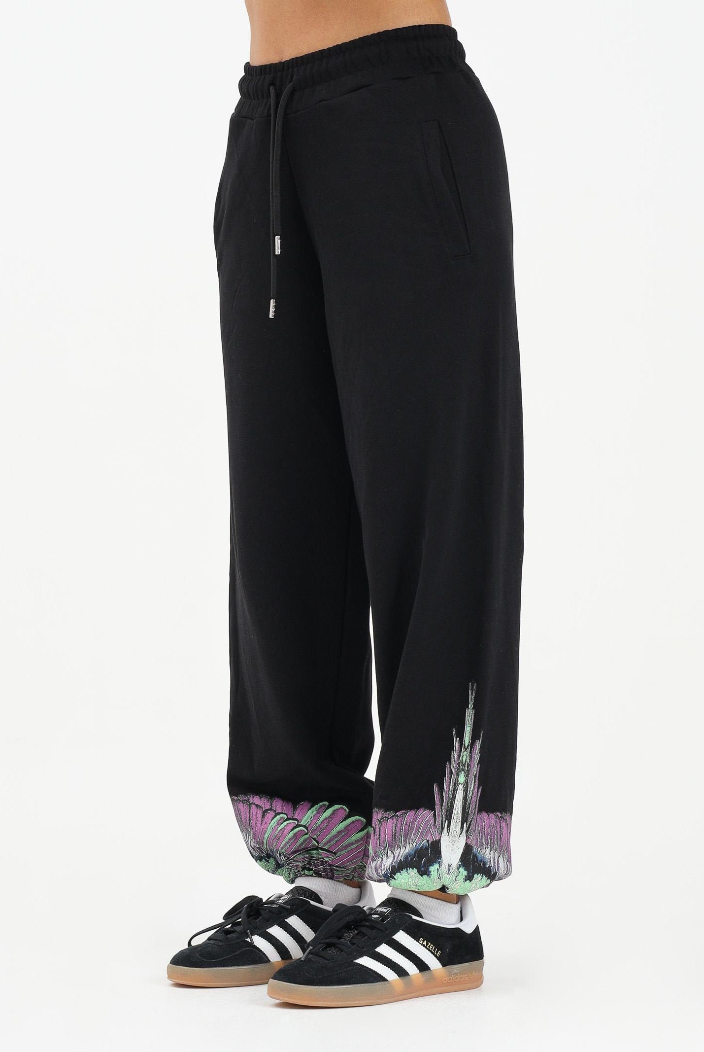 MARCELO BURLON COUNTY OF MILAN Pantalone sportivo nero da donna con stampa ali sul fondo 25ICM30074 NEPI MARCELO BURLON COUNTY OF MILAN