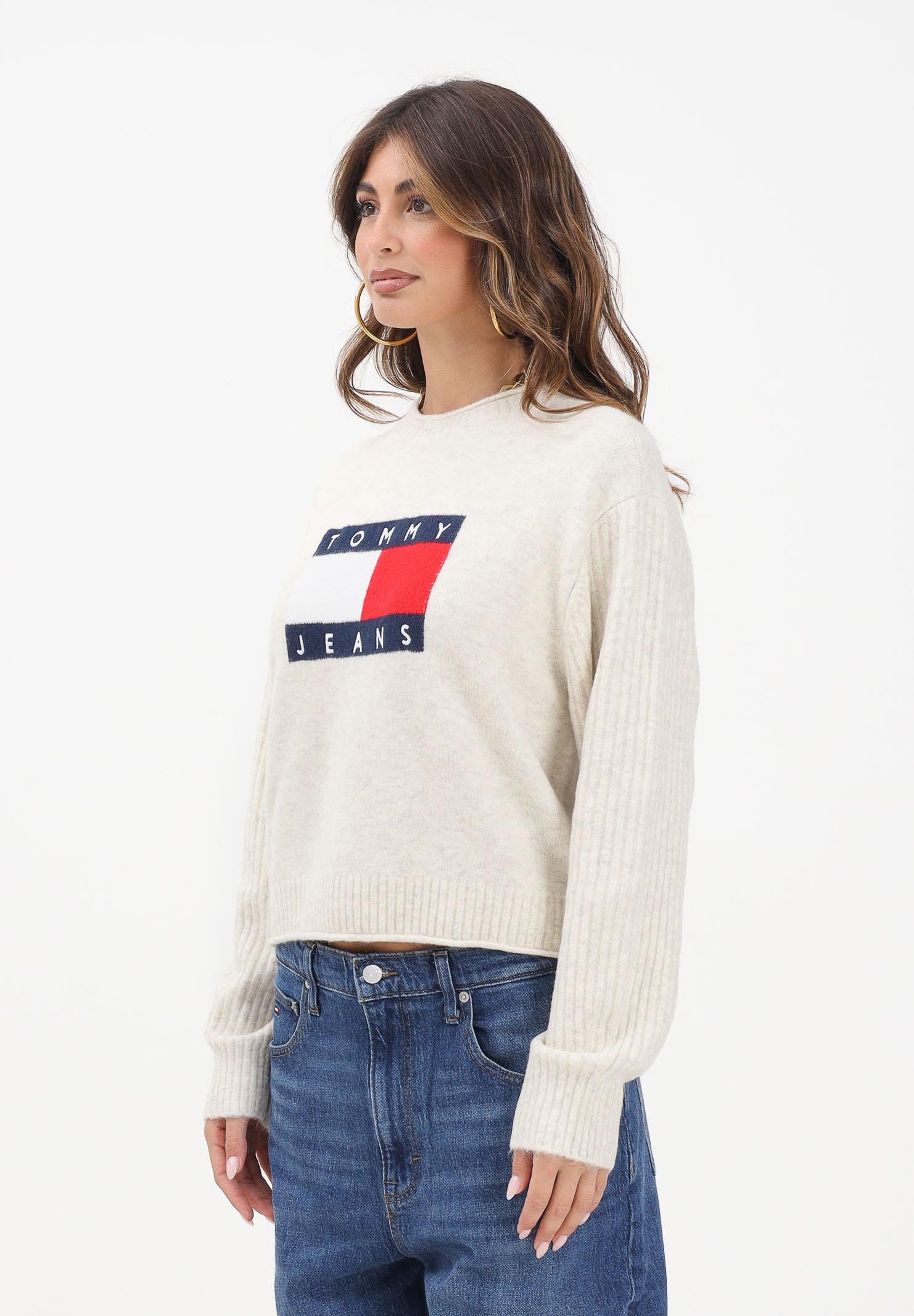 TOMMY JEANS Maglioncino girocollo panna da donna con bandiera DW0DW21782AFN TOMMY JEANS
