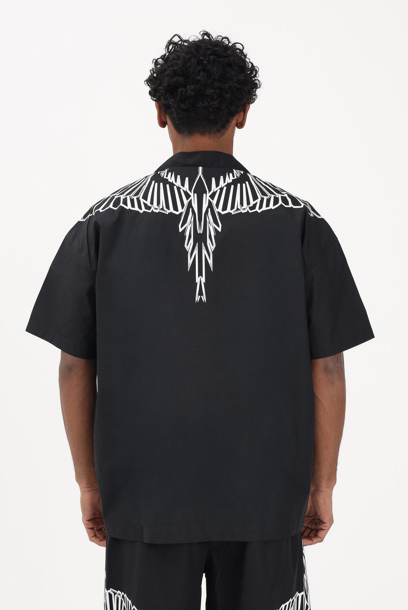 MARCELO BURLON COUNTY OF MILAN Camicia a manica corta nera da uomo con stampa grafica S6CMMASI009 110 MARCELO BURLON COUNTY OF MILAN