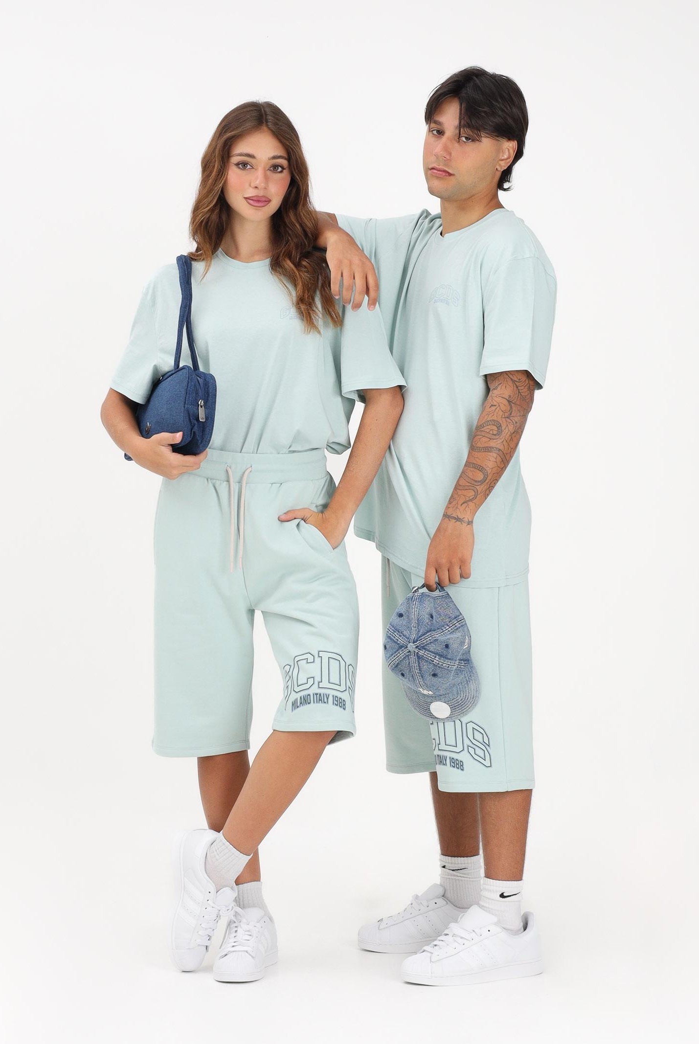 GCDS Shorts sportivo verde acqua per uomo e donna con stampa logo C1MEQL216F004 818G GCDS