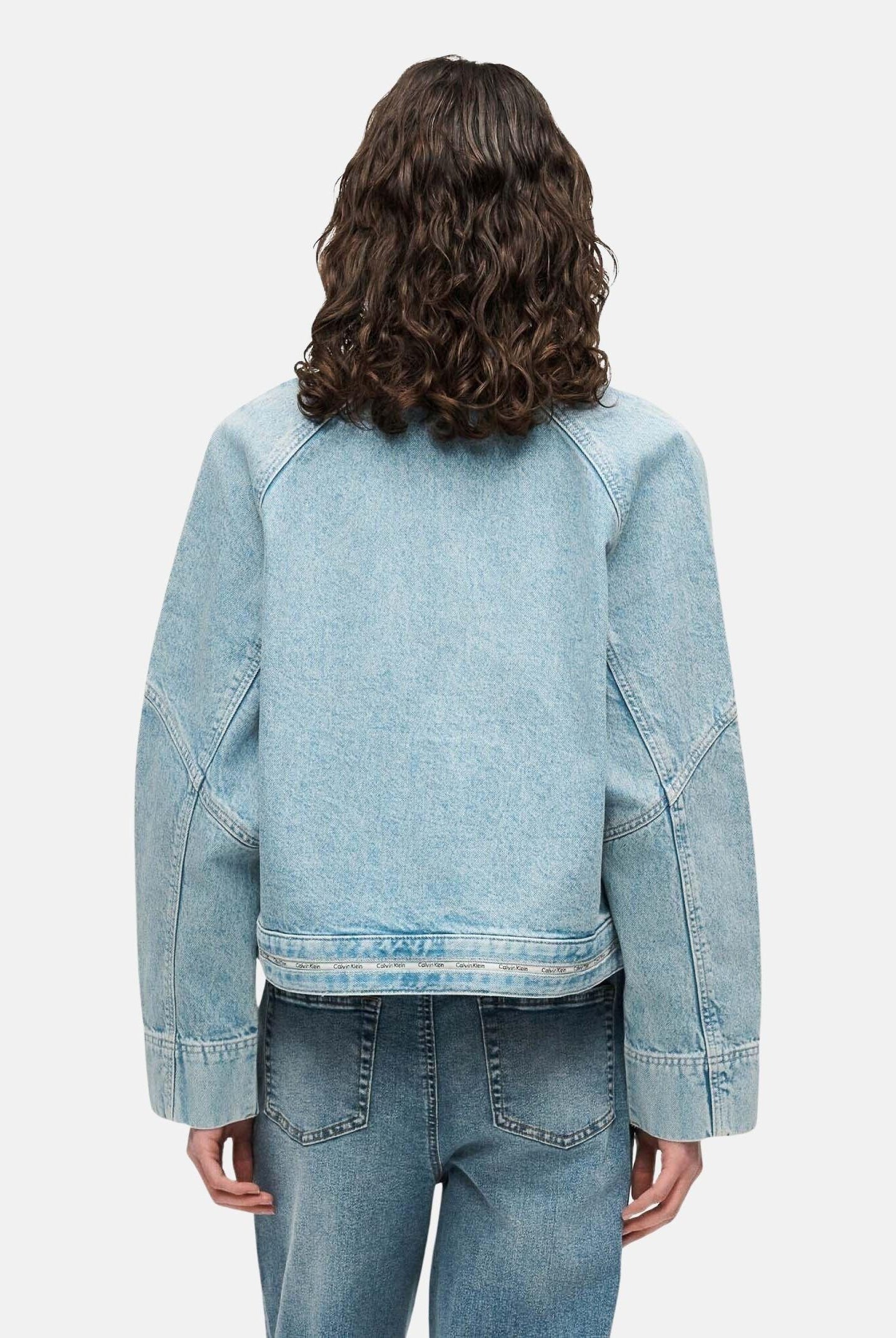CALVIN KLEIN JEANS Giacca di jeans Boxy Logo Tape Denim Jacket, colore brand Fresh Water corrispondente all'azzurro chiaro, da donna. LV047G726G YP3 CALVIN KLEIN JEANS