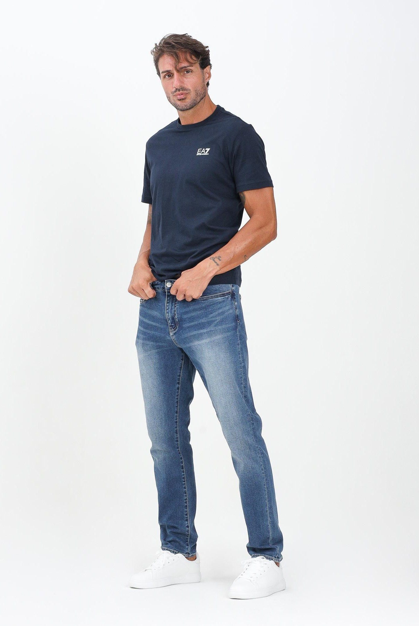 ARMANI EXCHANGE Jeans in denim blu da uomo con leggere sfumature più chiare XM000070AF14266 MB001 ARMANI EXCHANGE