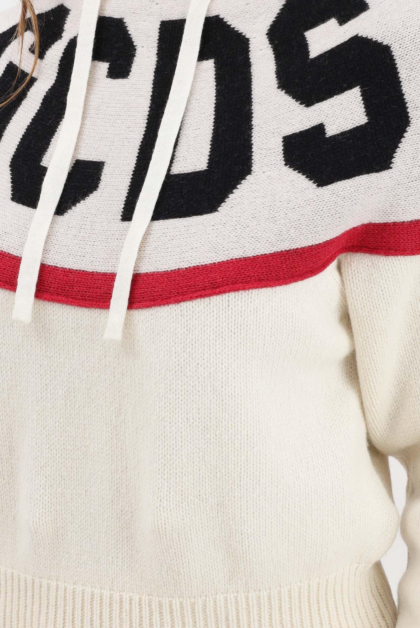 GCDS Maglia con cappuccio panna da donna caratterizzata da maxi logo GCDS B2CW1918KI9 15 GCDS