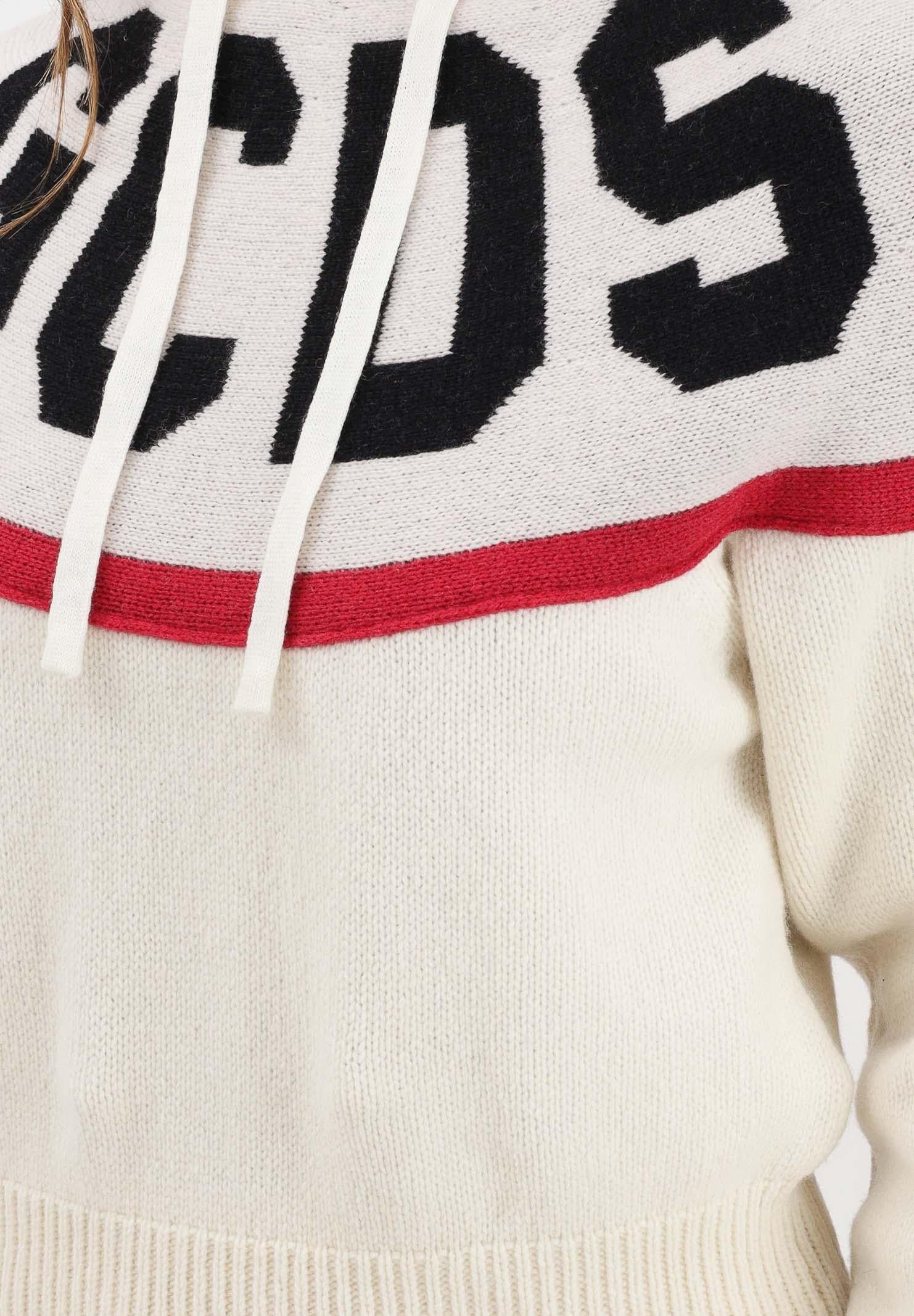 GCDS Maglia con cappuccio panna da donna caratterizzata da maxi logo GCDS B2CW1918KI9 15 GCDS